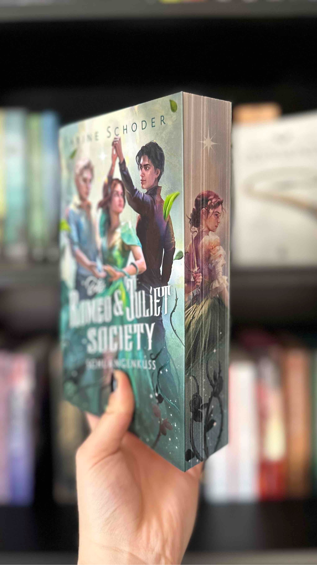 🎭💔  |  »"Das Lächeln, das dabei seine Mundwinkel umspielt, ist mindestens ebenso bittersüß wie das Violinenspiel des Orchester"«