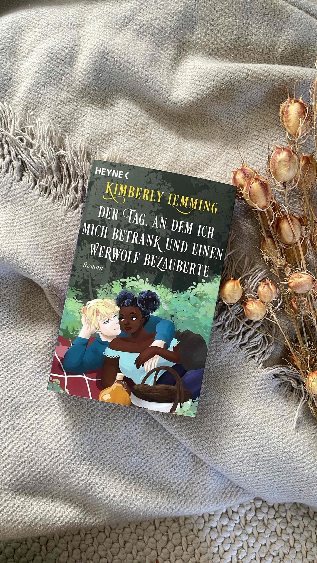 Ein absolut wildes Buch. Ich fand es von der Story her schwächer als den 1. Teil und auch die Spice Szenen waren mir ein bisschen zu krass. 
Es ist allerdings genau so humorvoll geschrieben wie Band 1 und hat mich wirklich gut unterhalten. Ein Buch für zwischendurch und für diejenigen, die kein Problem mit seeehr expliziten Spice Szenen haben. 
⭐️⭐️⭐️
