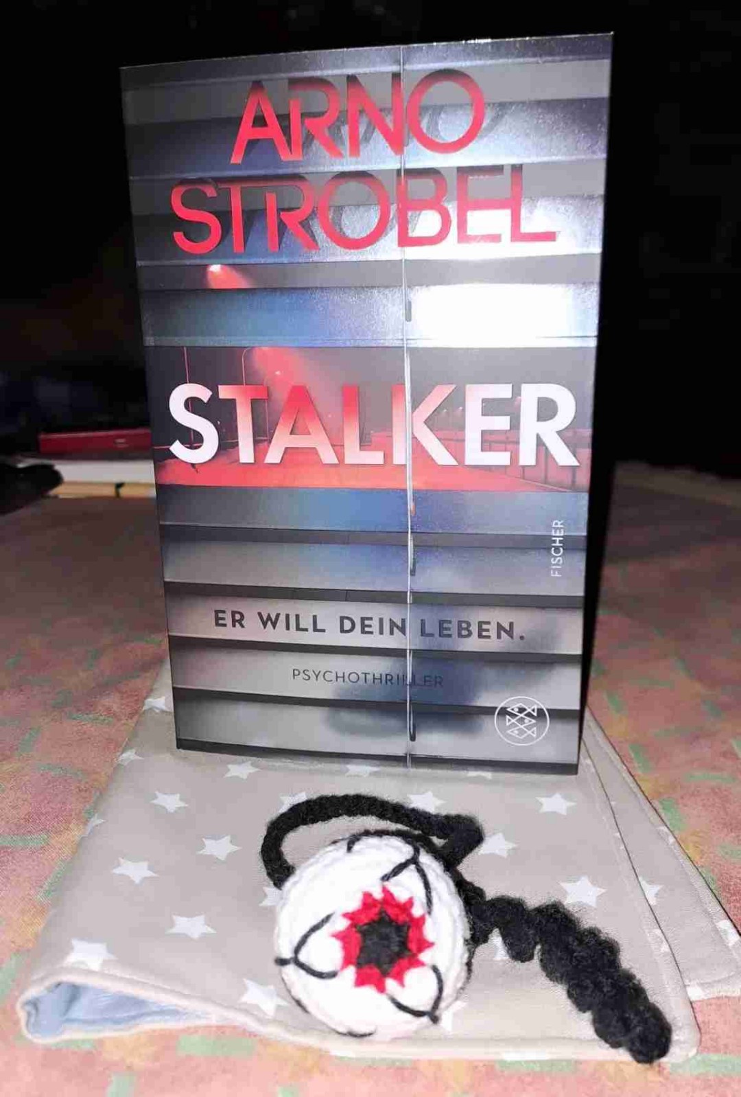 Nein ich spoiler nicht. Auch wenn ich gleich loslegen könnt, was mir so gefallen hat.
Arno kann Pageturner, und weckt Begeisterung pur!
Die Story ist zu großen Teilen sehr realistisch, was das nachfühlen ziemlich eindrücklich.
Cool ist dann DER Moment... ich hab hysterisch gekichert!
Von meiner Seite gibt's eine glatte Empfehlung!
