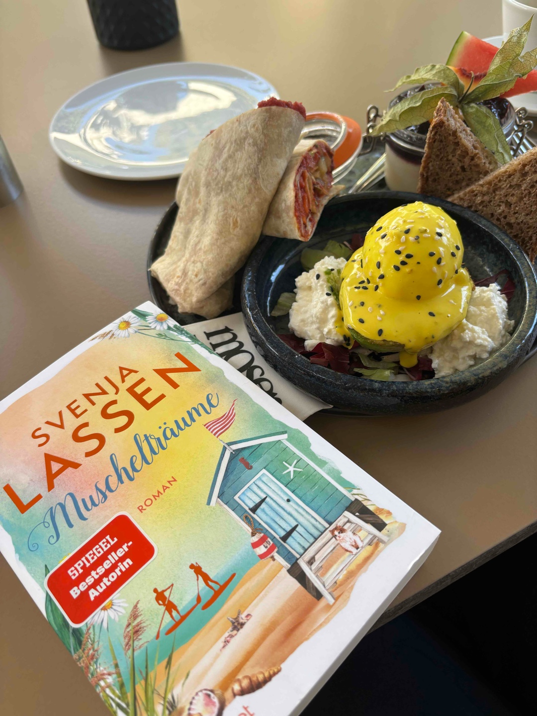 Ich liebe die Nordsee und Svenja Lassen hat es geschafft die Sehnsucht nach Meer noch größer werden zu lassen 🥰 eine wunderbare leichte Sommerlektüre, die einem ein Lächeln auf die Lippen zaubert!