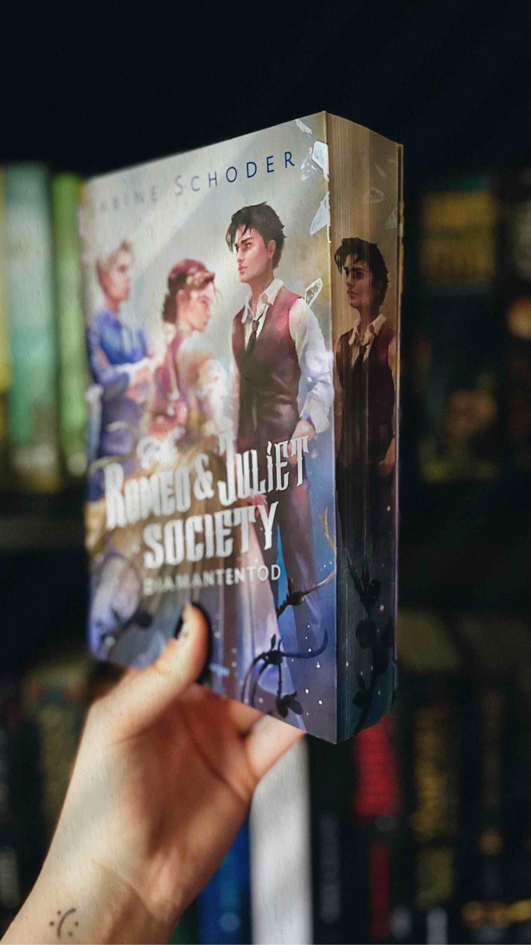 🎭✨  |  »"Also macht Liebe uns doch nicht unzerbrechlich. Sie macht uns allem gegenüber stärker — nur nicht, wenn es um die eine Person geht, in die wir verliebt sind. Sie wird zu unserem größten Schwachpunkt"«