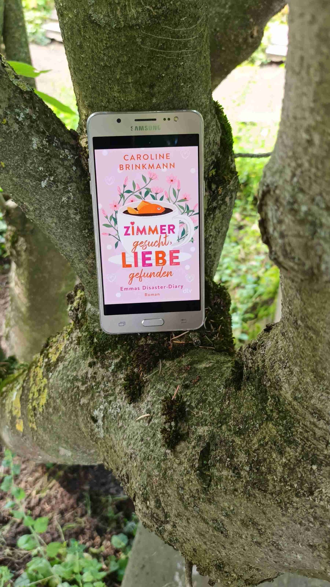 Dieses Buch hat mich so positiv überrascht.
Ich bin eher zufällig über das Buch in meiner Onleihe gestolpert. Den Klappentext fand ich so lala und gerade auch der Name des Protagonisten hat mich eher abgeschreckt.
ABER: Das Buch war super witzig und die Liebesgeschichte echt sweet. Aber der Humor ist wirklich der ausschlaggebende Punkt, ich musste so lachen.
Emma gepaart mit ihrer besten Freundin und dann ihren neuen Freunden ist Comedy Pur und einfach herrlich zu lesen.
Also, wer einen lustigen, leichten Liebesroman sucht, hier seid ihr richtig. Große Empfehlung!