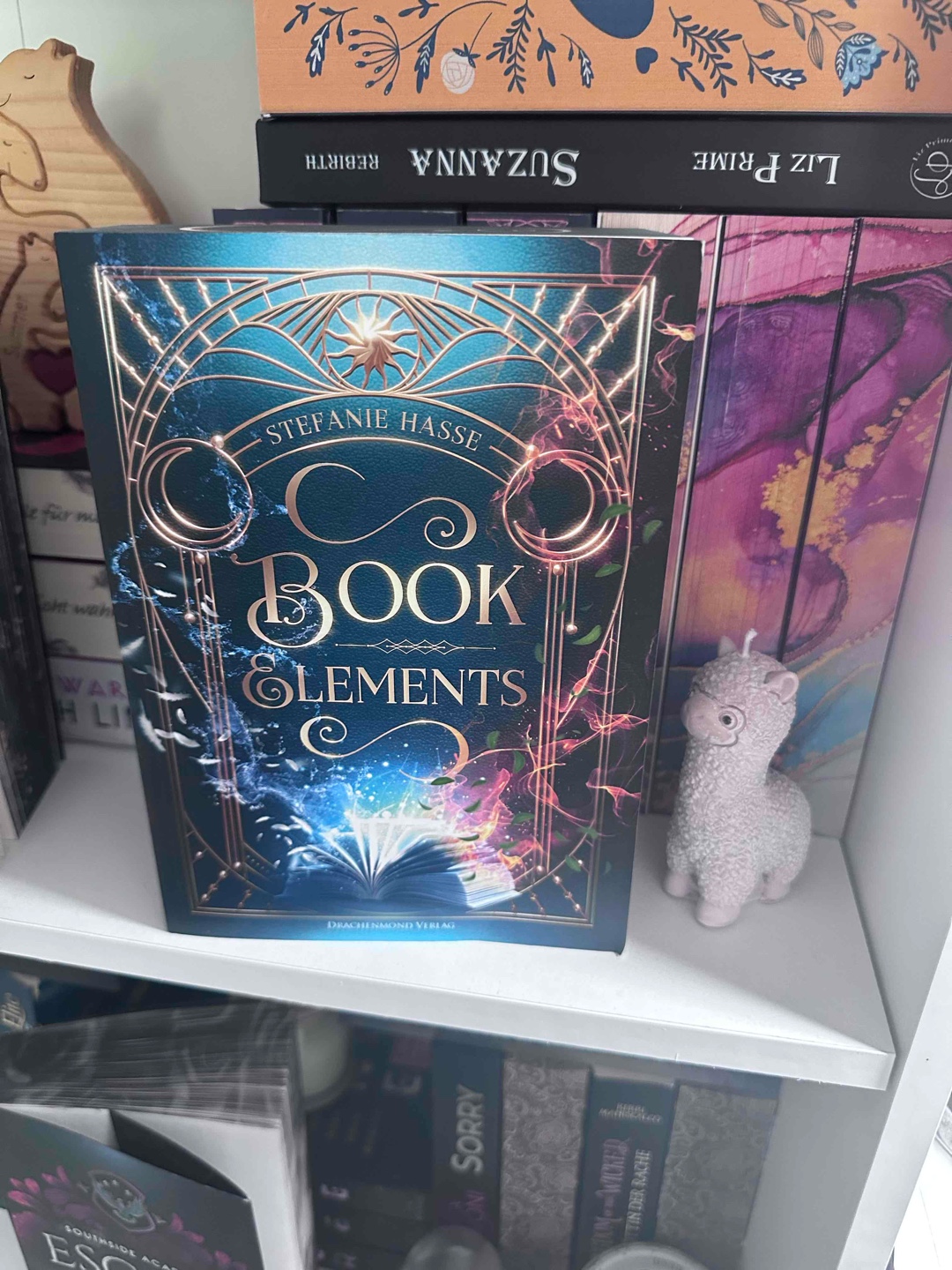 Jede Emotion beim lesen, lässt einen Buchfigur zum Leben erwachen und wird ein Seelenloser.

Die Wächter „beseitigen“ diese und begeben sich dabei in große Gefahr. Werden sie es schaffen die Buchwelt wie auch die echte Welt zu retten. 

Es war ein spannender Jugendroman. Der Schreibstil ist gut, die Geschichte ist spannend und die Protagonisten auf ihre Weise gut dargestellt. 👍🏻