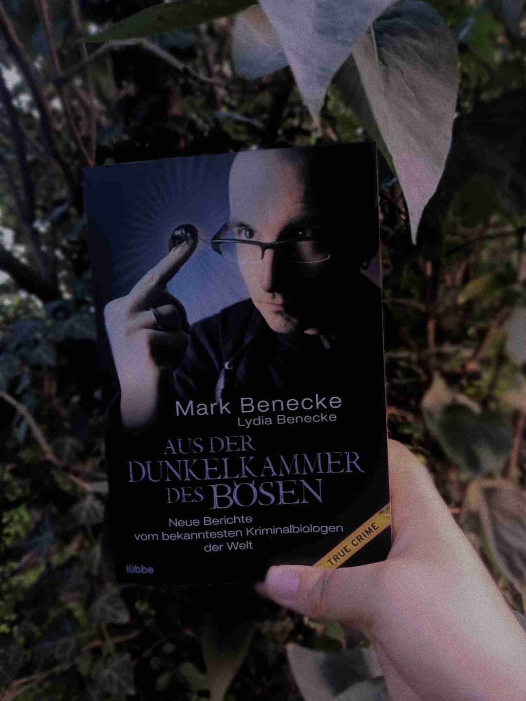 Das Buch ist wirklich sehr interessant, mein erstes Buch von den beiden, da sind so viele Themen drin, bin sehr begeistert, tolles Buch, möchte mir wirklich noch mehr Bücher von den beiden anschauen.