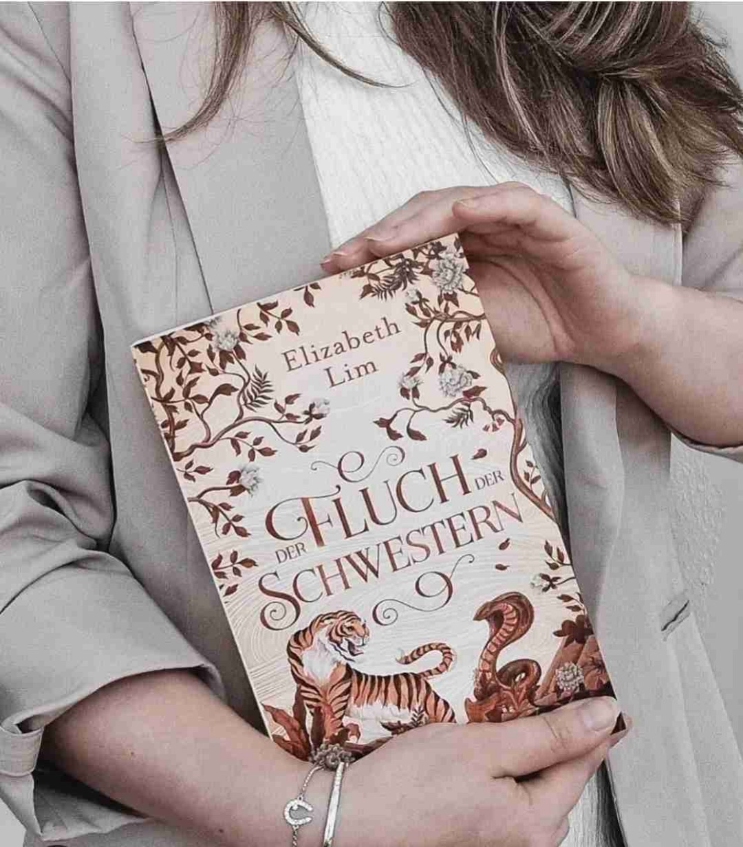 "Der Fluch der Schwestern" ist ein toller Jugend-Fantasyroman, der trotz fehlender Tiefe eine starke und berührende Geschichte über Liebe und Zusammenhalt erzählt, ohne dabei in klassische Klischees abzudriften.