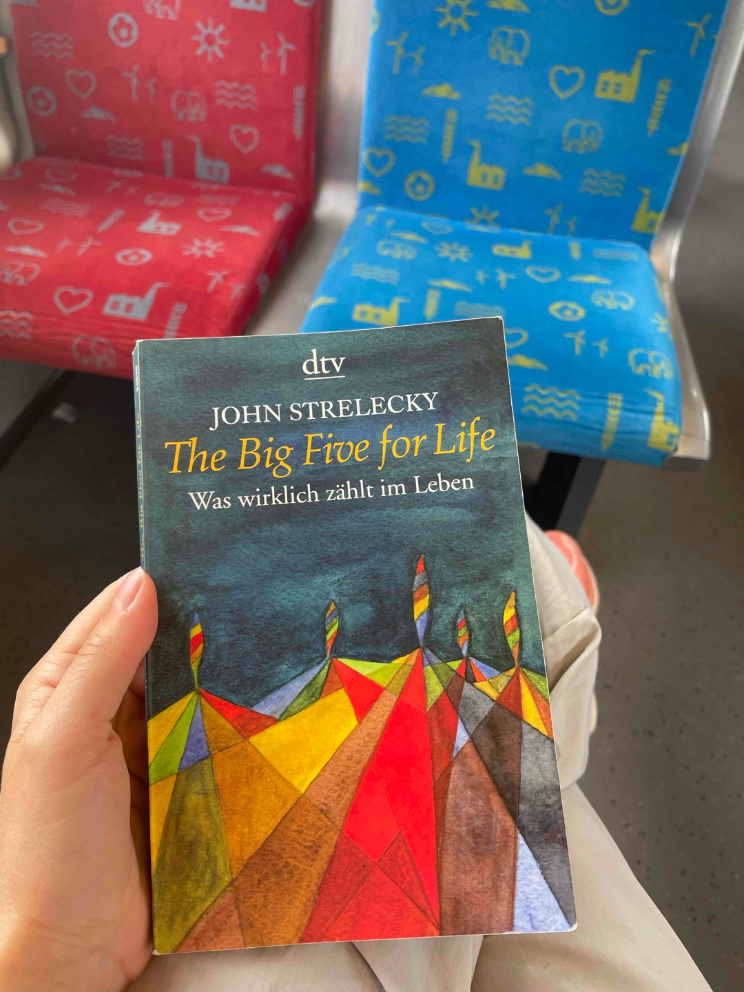 Inspirierend, insbesondere die verschiedenen Konzepte & Schaubilder. Ich bin jedoch der Meinung das dieses Buch keine „Geschichte“ eines erfolgreichen Geschäfftsmannes braucht, der seine Modelle darstellt. Meiner Meinung nach hätten die Konzepte einfach ähnlich einem Sachbuch dargestellt werden können, die verschiedenen Wege wie es dazu kam das Thomas seine Geschichte erzählte kamen mir teilweise doch sehr an den Haaren herbeigezogen vor. Dennoch finde ich die grundlegenden Gedanken sehr inspirierend.
