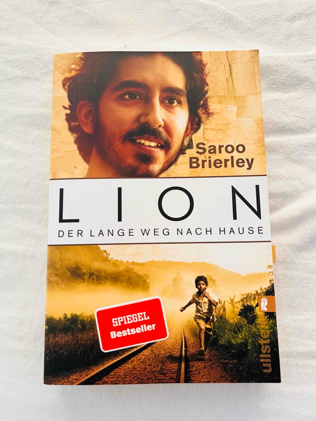 Saroo verliert am Bahnhof in seiner indischen Heimat seinen Bruder und findet sich nach einer langen Irrfahrt mit dem Zug in Kalkutta wieder. Nach Wochen auf der Straße wird er in ein Waisenhaus gebracht und schließlich nach Australien adoptiert, da seine Heimatstadt nicht ausfindig gemacht werden kann.
25 Jahre später bringt ihn die Erfindung vom Google Earth zurück auf die Suche, welche ihn nach langen Nächten am Computer tatsächlich seine Heimatstadt finden lässt.