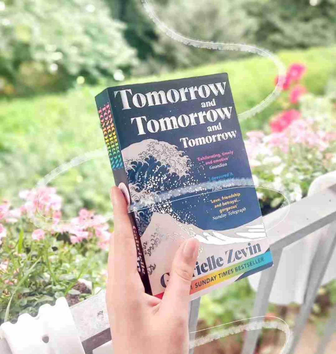 Man muss definitiv keine Videospiele lieben, um dieses Buch zu lieben. Es war so echt, so unglaublich real, hat viel hinterfragt, war teils gesellschaftskritisch und erzählt von so oft vorhandener Liebe zueinander, die aber nie Wirklichkeit wurde. Es konnte mich absolut verzaubern.
5+/5 ☆ Sternen