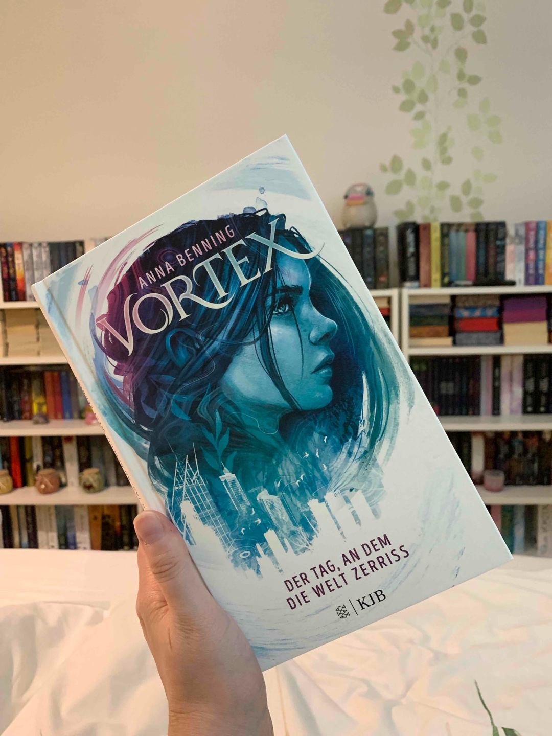 Ich habe das Buch heute in einem Rutsch gelesen. Ich konnte nicht aufhören. Es ist so unfassbar gut, spannend, emotional und mitreißend! Ganz klar ein Jahreshighlight 😍 Die Protagonisten sind der Hammer. So cool, klug und kämpferisch. Und dennoch gibt es immer wieder Zweifel. Morgen geht es direkt mit Band 2 weiter.