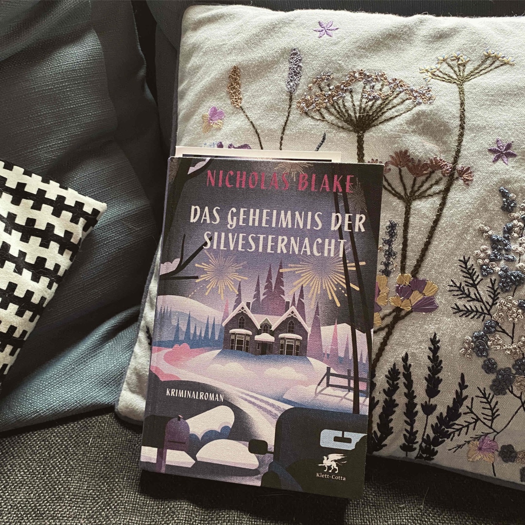 Auch wenn es das Cover vermuten lässt, sollte man keinen Cosy Crime erwarten – ich persönlich empfand das Buch teilweise schon als recht brutal (TW unten). Hingegen als charmant empfand ich, dass auch die Moral wissenschaftlicher Erkenntnisse und Entdeckungen thematisiert wird sowie vereinzelte philosophische Gedanken über das Leben.
Insgesamt definitiv auch für diesen Krimi des Autors eine Empfehlung von mir!