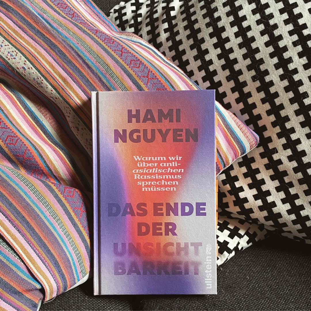 Rassismus ist nicht gleich Rassismus. Innerhalb dieser Diskriminierungsform gibt es noch weitere Abstufungen, nicht nur wenn es um Colorism geht, sondern auch je nach vermeintlicher Herkunft.
Euch allen möchte ich dieses Buch sehr ans Herz legen – es ist so wichtig, dass wir uns alle damit befassen, um unser aller Miteinander zu verbessern und empathisch zu sein.