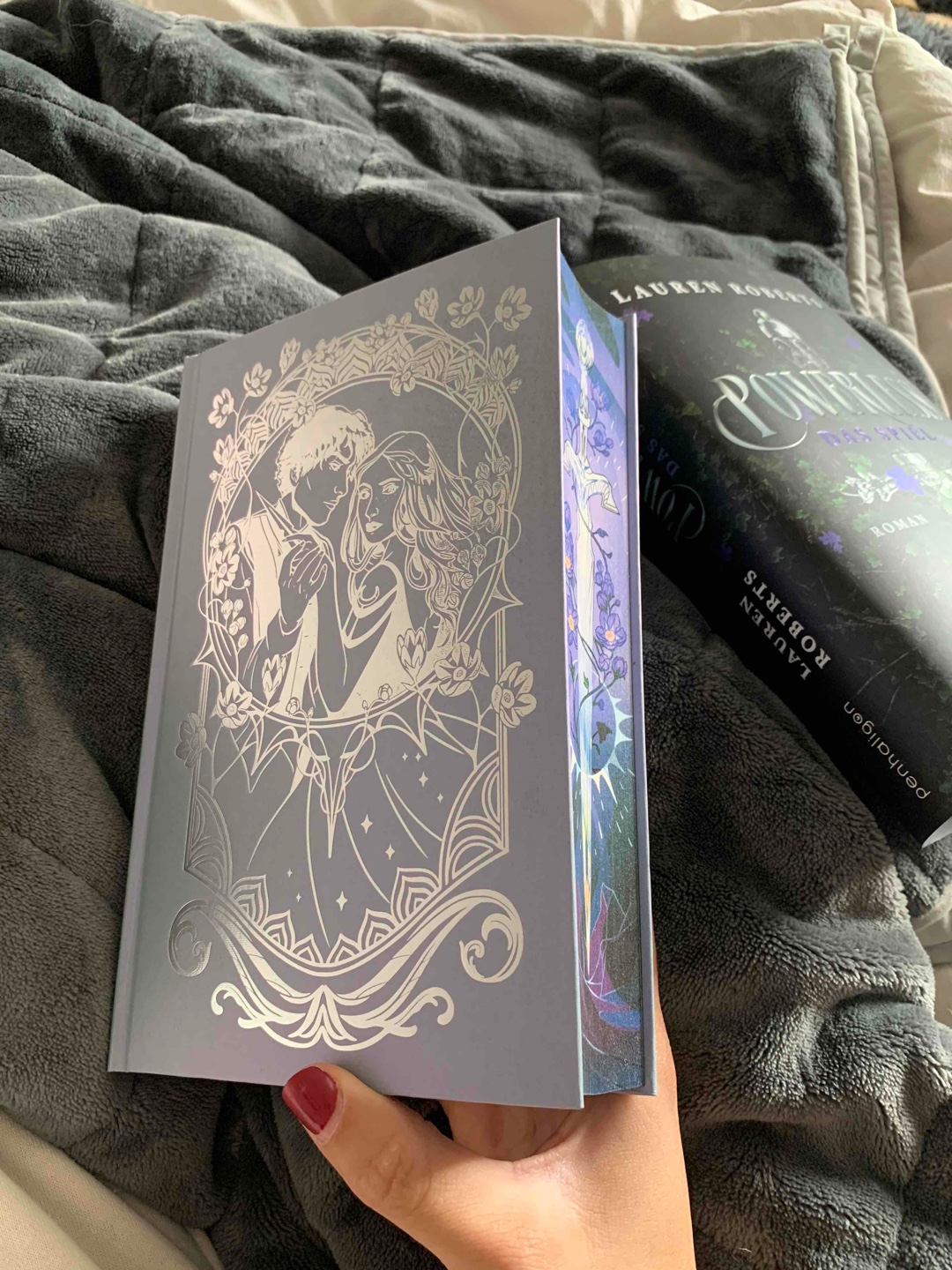 Das Buch ist fantastisch 💜
Die Tension zwischen Peadyn und Kai hat mich so gefesselt, ich brauche jetzt unbedingt Band 2 😩
Ja die Ähnlichkeit zu den Tributen von Panem ist sehr groß aber das stört mich überhaupt nicht.