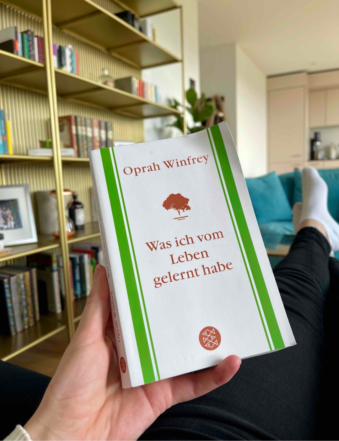 Dieses Buch enthält viele gute Ratschläge und Inspirationen aus dem Leben von Oprah Winfrey. Es ist in verschiedene Kapitel unterteilt (Freude, Durchhaltevermögen, Nähe, Dankbarkeit, Chancen, Ehrfurcht, Klarheit & Stärke). Die kurzen Unterkapitel, die zwischen 1 und 5 Seiten lang sind, sind schön geschrieben und leicht zu lesen.
Die Inhalte haben mich auf positive Weise berührt und mir wertvolle Impulse für den Alltag gegeben. 💛