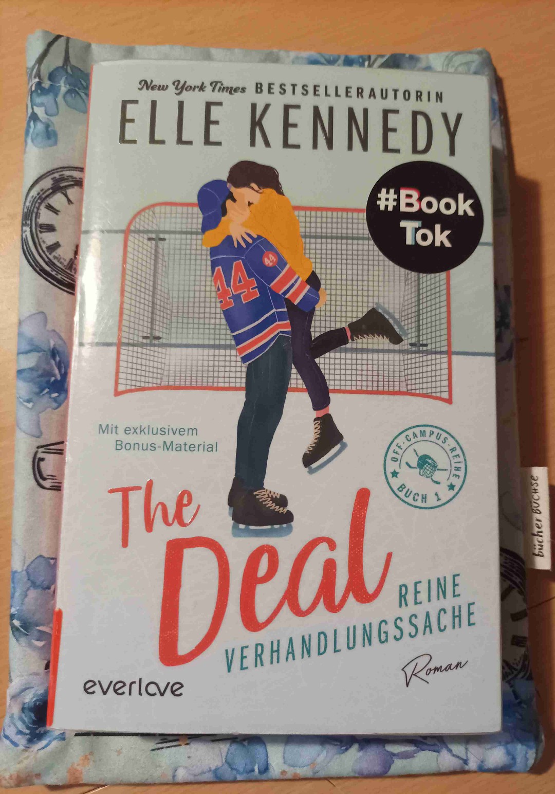 Das Buch hat mir sehr gut gefallen auch wenn es eher um Eishockey ging und nicht auch noch um Eiskunstlauf. Dennoch empfehle ich das Buch weiter.