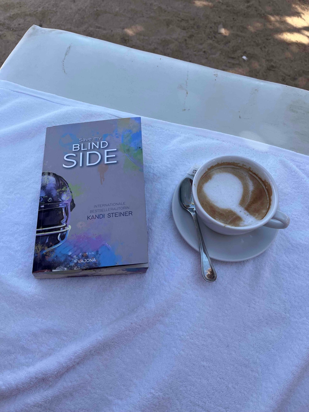 Wie schon der erste Teil ein absolutes Must-Read für alle Spirt Romance begeisterten Leser/innen 🏈
Kandi Steiner hat es auch in ihrem zweiten Band geschafft, mich gänzlich zurück in die Welt der Reihe zu ziehen, wodurch ich direkt wieder in das die Geschichte und die Charaktere eintauchen konnte 🫶🏻
Ein Buch mit absolutem Suchtfaktor ♥️