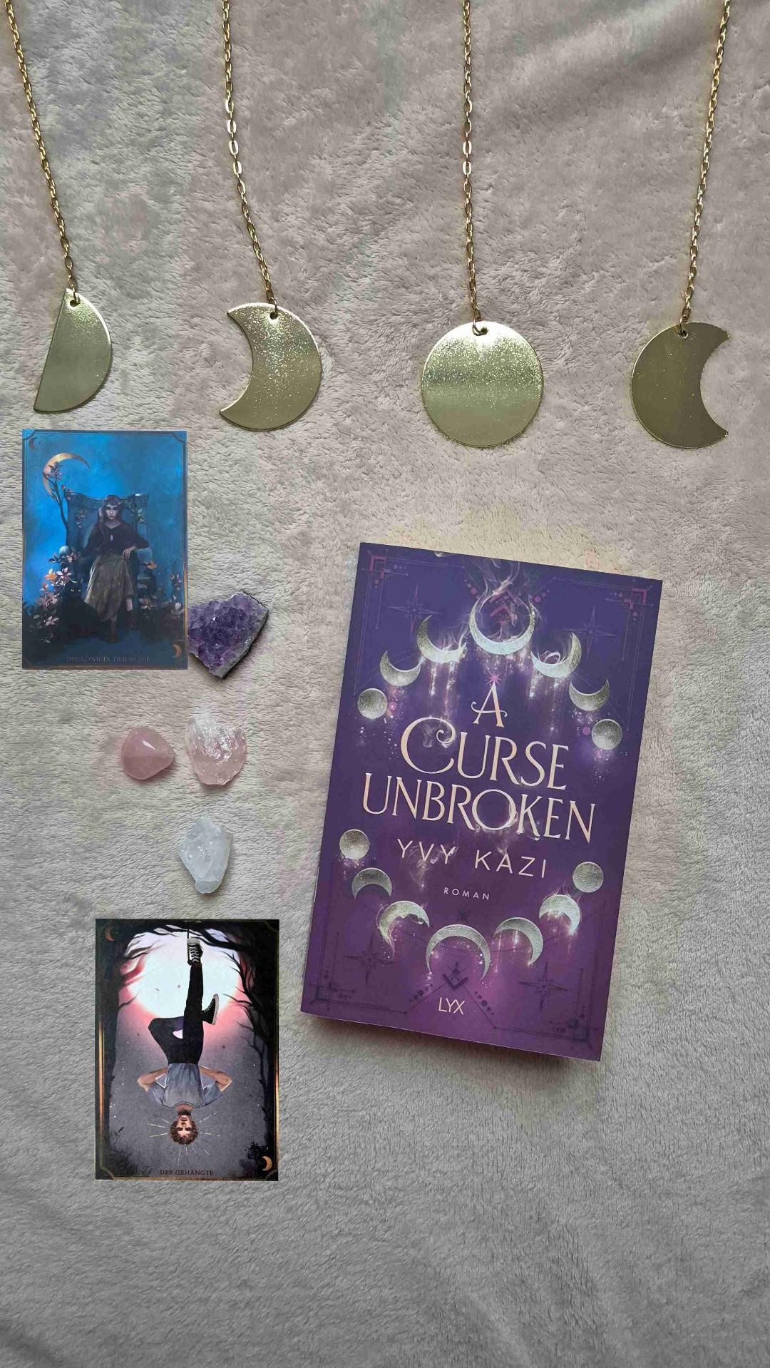 radical delicacy🌙🔮🤍
☆☆☆
A curse unbroken hat mein Fantasy-Herz zum Schlagen gebracht. Was soll ich sagen, ich bin verliebt. An die Wirkung der Kristalle glaube ich selbst ein bisschen, es war also das perfekte Maß an Magie für mich✨️🙏🏼