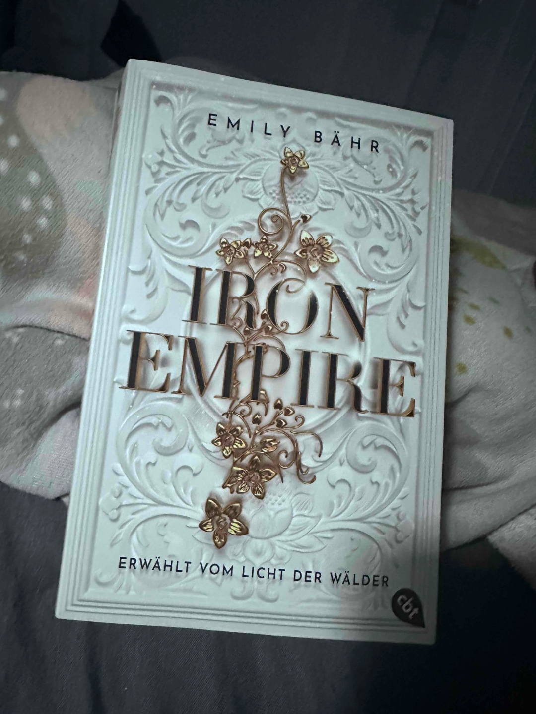 Das Buch wurde mit viel Liebe zum Detail geschrieben. Leider zieht es sich daher teilweise etwas, ansonsten ist es angenehm zu lesen.  
Ich bin gespannt ob sich alles aufklärt und Kae und Hunter zueinander finden können und dürfen.