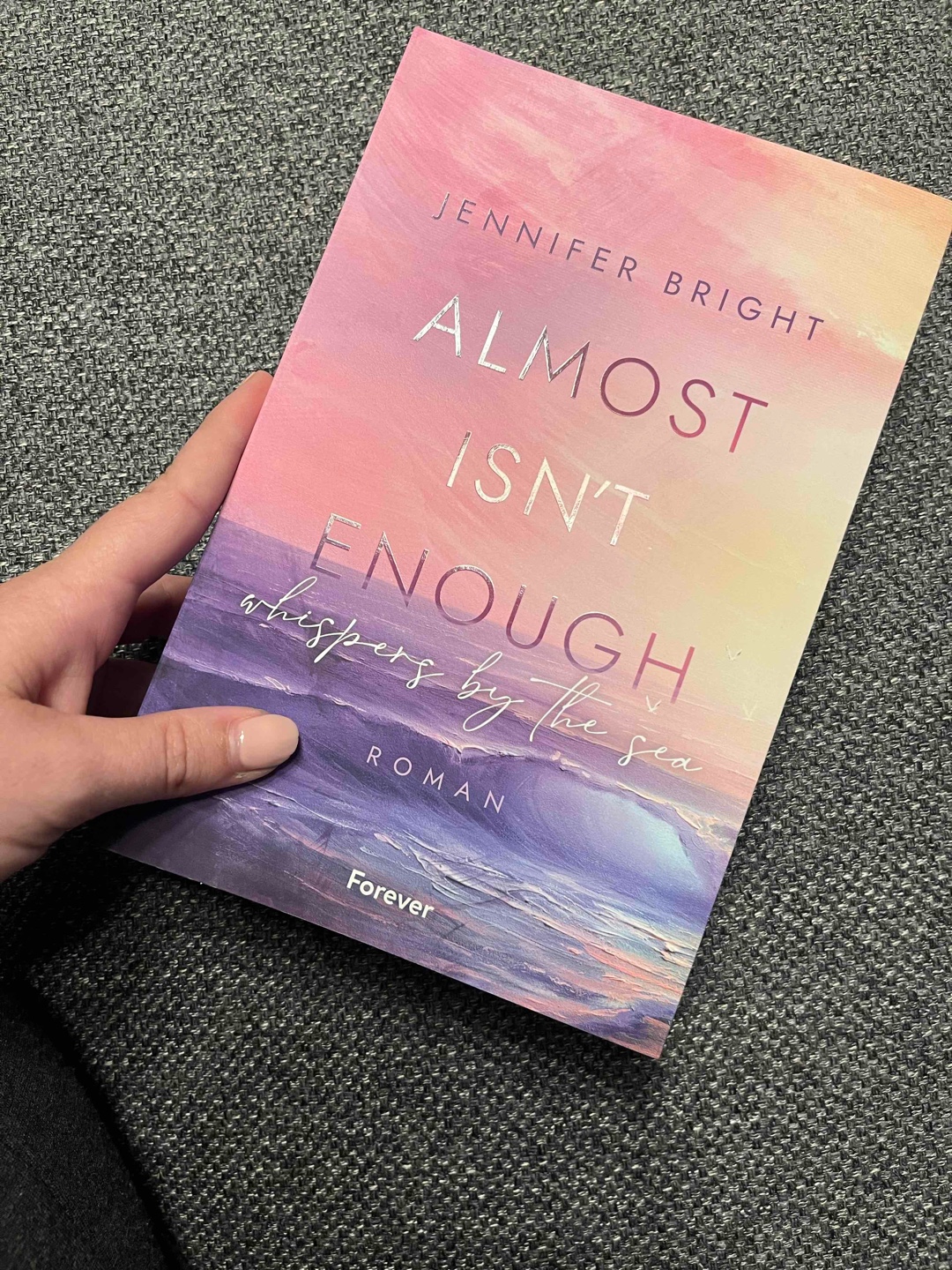 Wow ein Wahnsinns gutes Romance Buch. spannend, tiefgründig und berührend. Sehr schön! 🩷🤍🧡