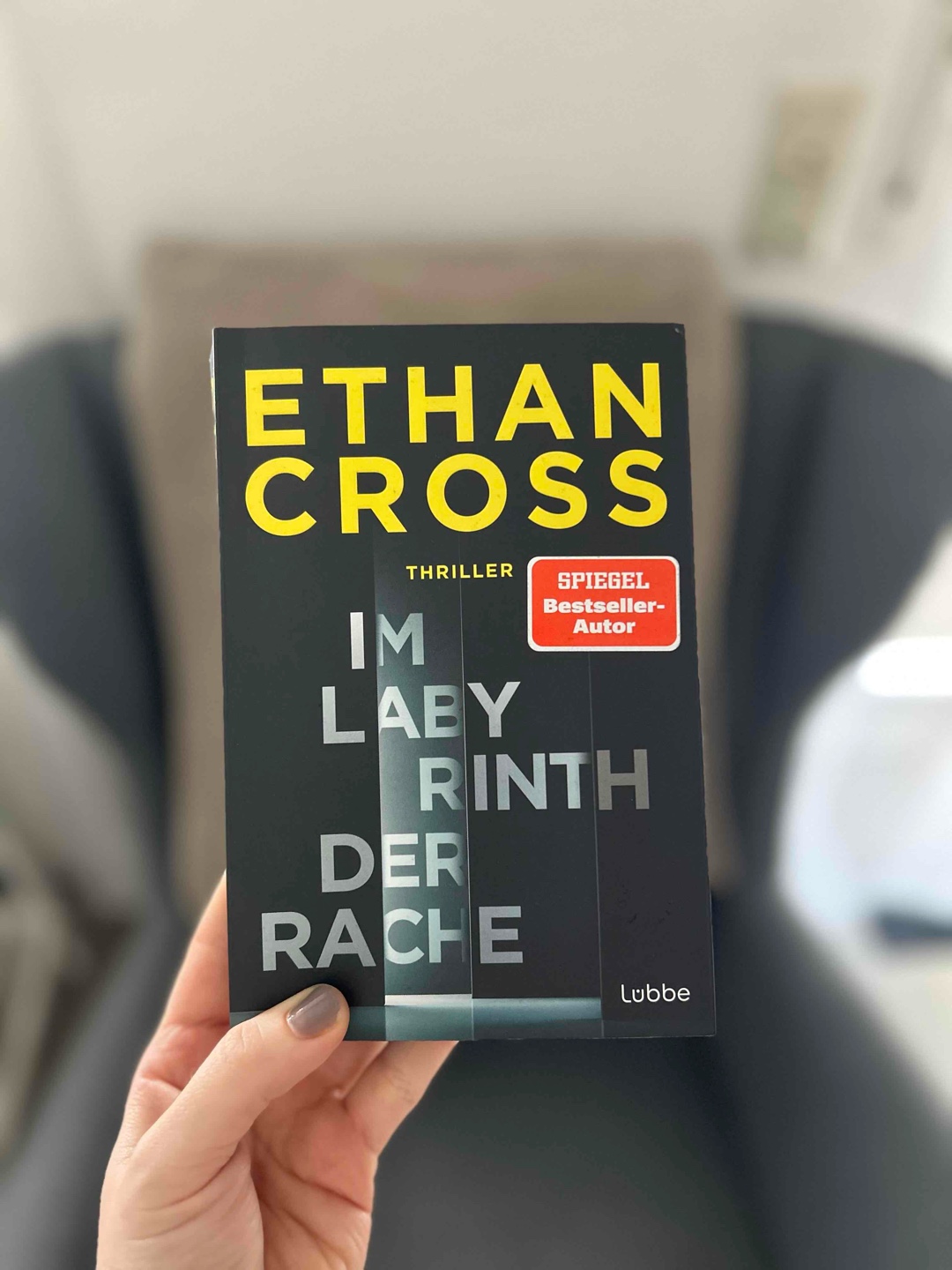 >> Vergiss nicht, du brauchst nicht der bessere Kämpfer zu sein. Du brauchst nur den Kampf gewinnen.<<
Lange drauf hingefiebert das Ethan Cross endlich ein neues Buch rausbringt! 😍
Ich liebe den Lesefluss, die Charaktere, die Story! Für mich persönlich war es nicht der stärkste und mitreißendste Band, aber gewohnt gutes Niveau. Freue mich schon auf die Fortsetzung!
Als Einsteiger ist es unumgänglich, die beiden vorherigen Reihen zu lesen, um mit den Charakteren umzugehen zu wissen / Verständnis für Story zu haben. Und ja, es lohnt sich die Reihe anzufangen und die 10 vorherigen Bücher zu lesen 🤗