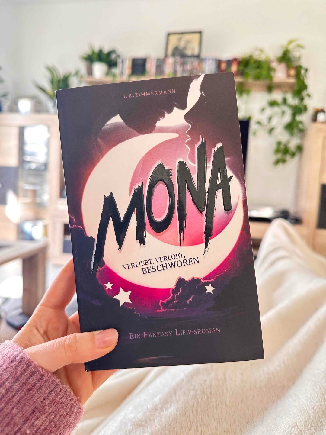 Gegen Ende hat sich das Buch ein wenig gezogen, aber das mag vielleicht auch einfach daran liegen, dass ich es sehr „gestückelt“ gelesen habe und nicht mehr richtig reingekommen bin. Ich mochte, wohin sich die Geschichte entwickelt hat und bin wirklich gespannt, was mich im dritten Band erwartet. 🤓