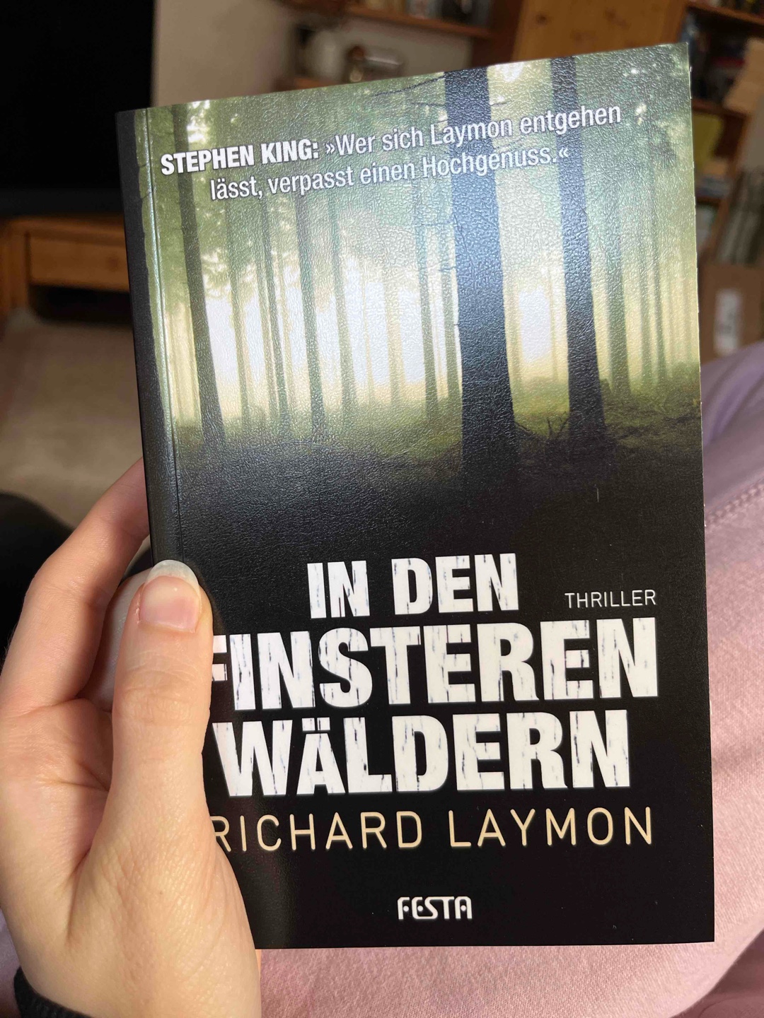 „In den finsteren Wäldern" beginnt vielversprechend mit einer klassischen Horrorgeschichte, die Leser*innen in ihren Bann zieht. Leider verliert sich das Buch ab der Mitte, indem es sich in sexuell explizite und abstoßende Details verrennt. Die Spannung geht verloren, und das Ende enttäuscht auf ganzer Linie. Wenn dies der Stil von Laymon ist, werde ich wohl in Zukunft seine Werke meiden.