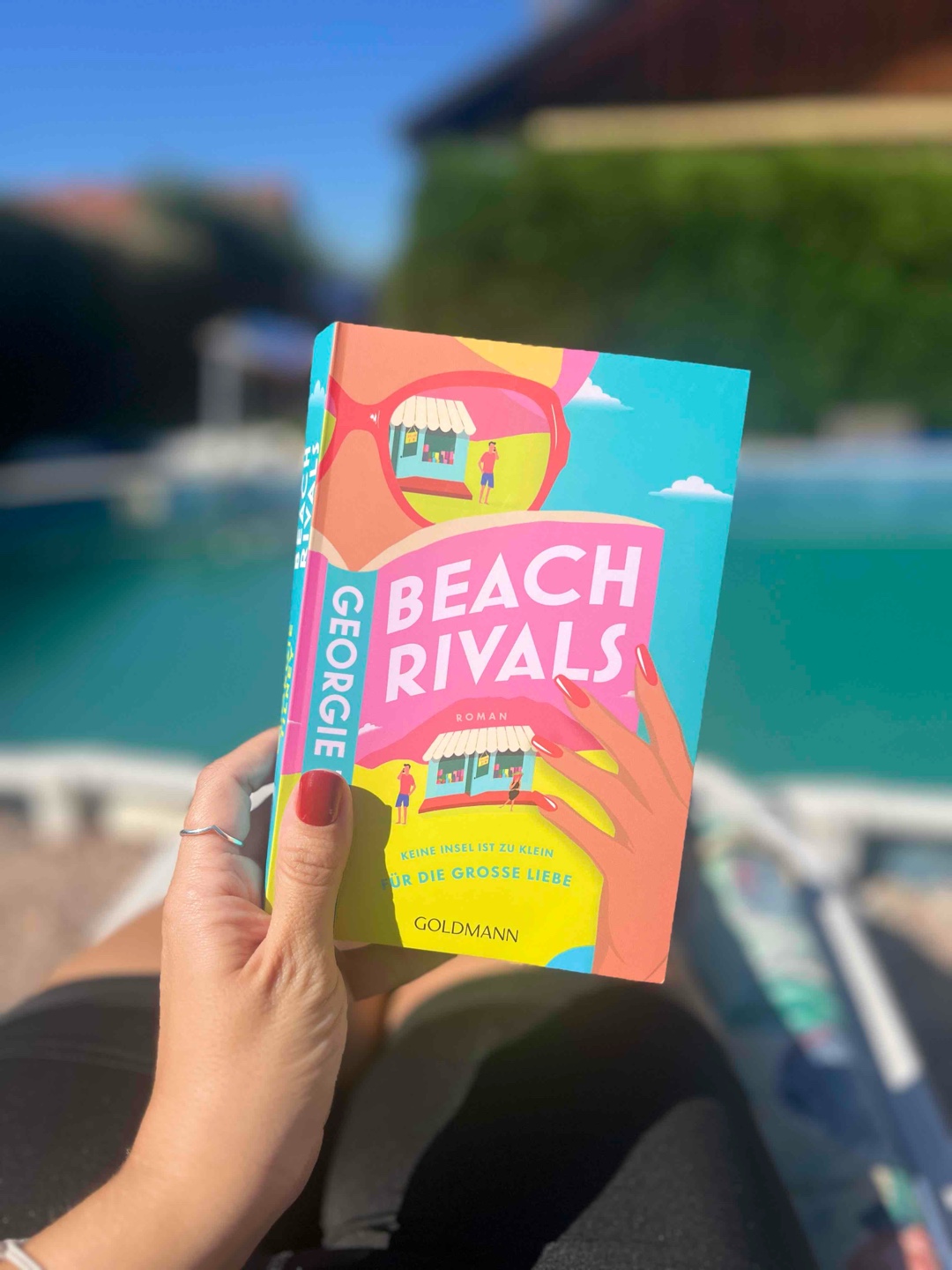 Leider hat „Beach Rivals“ meine Erwartungen nicht ganz erfüllt. Die Story-Idee und das Setting sind wirklich toll, besonders die Buchhandlung hat mein #bookieherz höherschlagen lassen. Allerdings hätte ich mir mehr Bali-Vibes gewünscht. Der Schreibstil war für mich anfangs etwas holprig, und emotional bin ich nicht richtig reingekommen.
Das Ende fand ich aber richtig schön, und die Botschaft der Geschichte gefällt mir. Insgesamt eine nette, leichte Lektüre für zwischendurch, wenn man nicht zu viel erwartet.