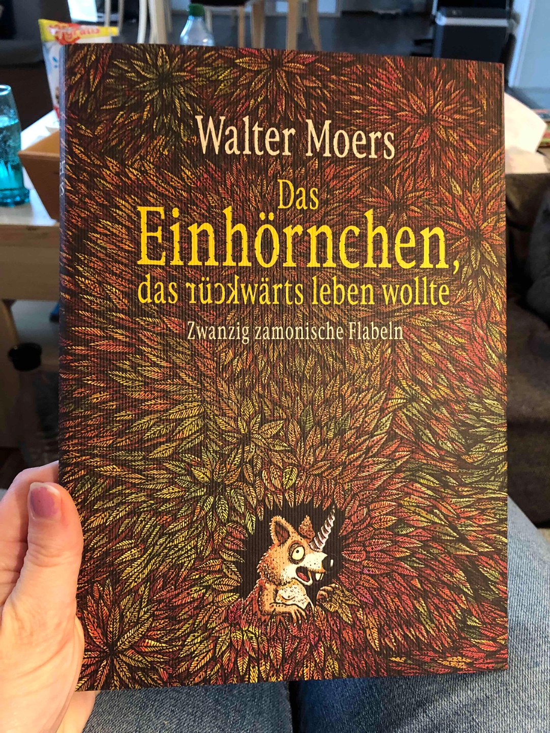 Ich mag es einfach, wie Walter Moers seine Welt erschafft 🥰
Auch hier sind wieder viele schräge zamonische Spezialitäten dabei 😁