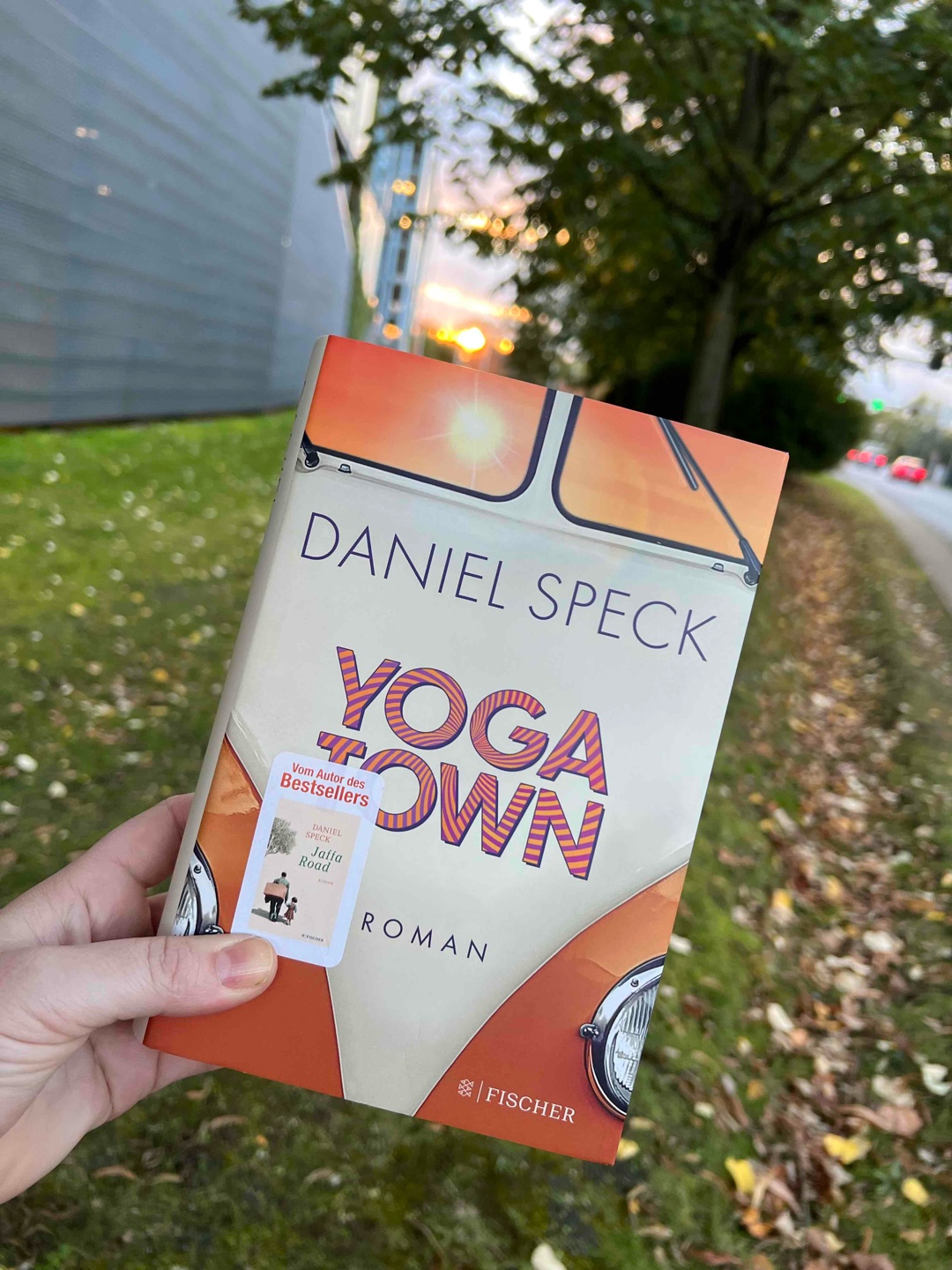 Wow ! Was für eine Reise in die 70iger. Peace, Love, Music & Yoga 🧘🏽♀️ ein äußerst gelungener Roman von Daniel Speck ~ Danke für diese Reise ✌🏼