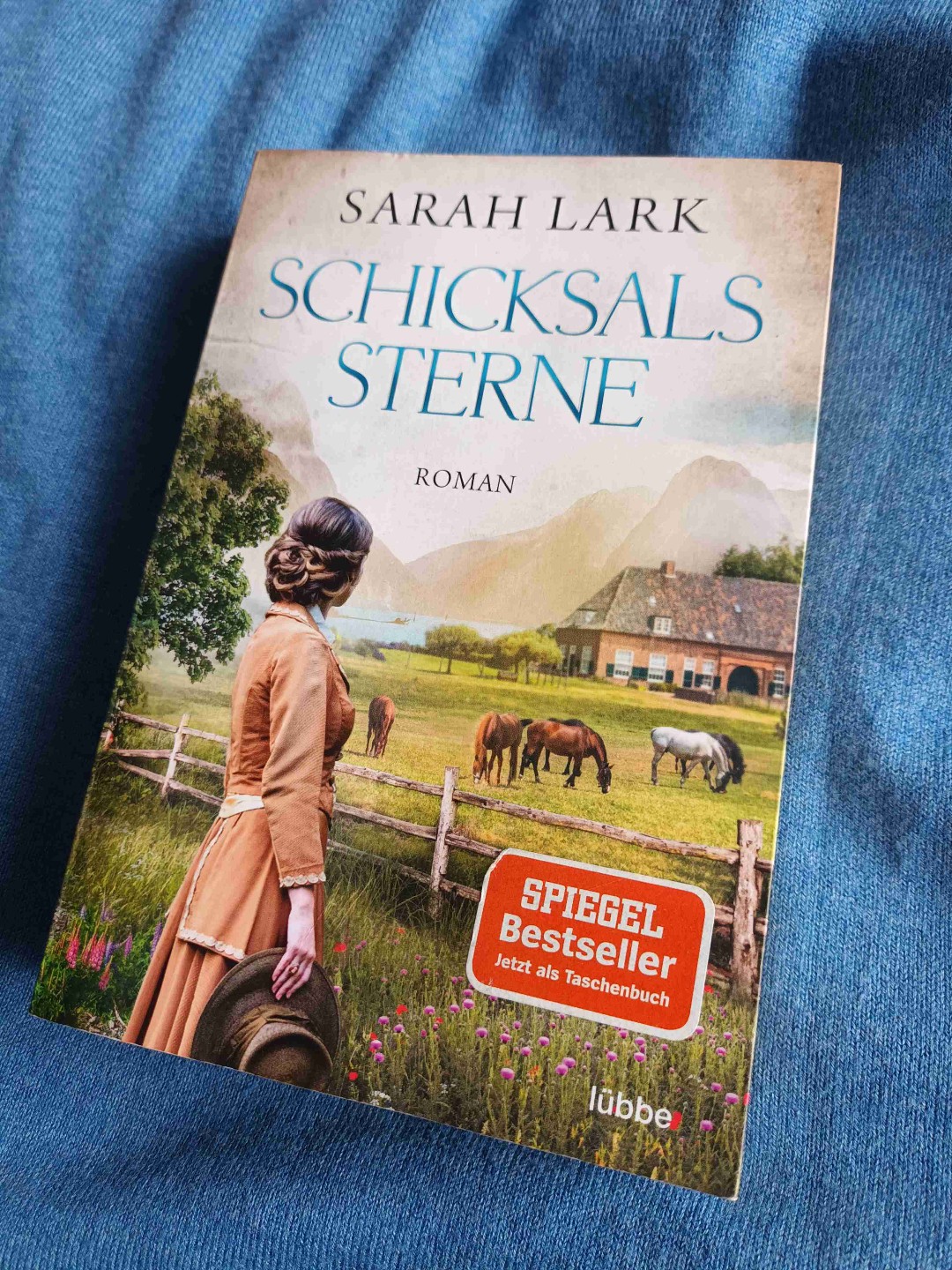 Schöner Roman für Pferdelieber in Neuseeland. Sehr flüssig und leicht geschrieben. Sehr dramatisch mit schnellem leicht gemachten Ende und zähem Anfang. Mit den Charakteren bin ich nicht recht warm geworden, da mir diese zu oberflächlich und teilweise zu extrem in ihrer Art waren. Die Story an sich vor dem Hintergrund als Deutsche in Neuseeland zur Zeit des 1. Weltkriegs hat mir sehr gut gefallen. Für nicht Pferdefreunde stelle ist es wahrscheinlich etwas schwierig, da doch sehr viel Begeisterung und ein starker Fokus darauf ist.