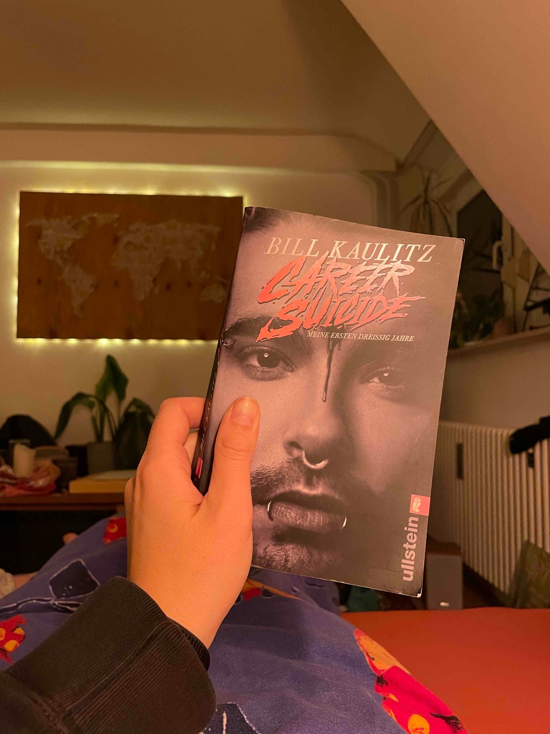 Das Buch ist für mich, als damaliger Tokio Hotel Fan, eine 10/10.
Mit 11 Jahren hätte ich nicht mal ansatzweise verstehen können, was Bill und die Band durchgemacht haben.
Ehrlich, humoristisch und herzzerreißend beschreibt der Frontsänger 15 Jahre seiner Karriere und welche Auswirkungen das auf sein Leben hatte.
Selbst wenn man nie Fan war und es nicht ist, finde ich das Buch absolut empfehlenswert. Ich denke wir alle können einen Reality Check gebrauchen, dass Fame nicht nur toll und glamourös ist, sondern auch viele Downsides mit sich bringt.
All die privaten Einblicke, die man sonst nicht ins Leben eines Rockstars bekommt, finde ich absolut spannend. Zudem halte ich es für sehr mutig, ein solches Werk über sich selbst zu verfassen.
Ich mags. Only love, don’t hate.