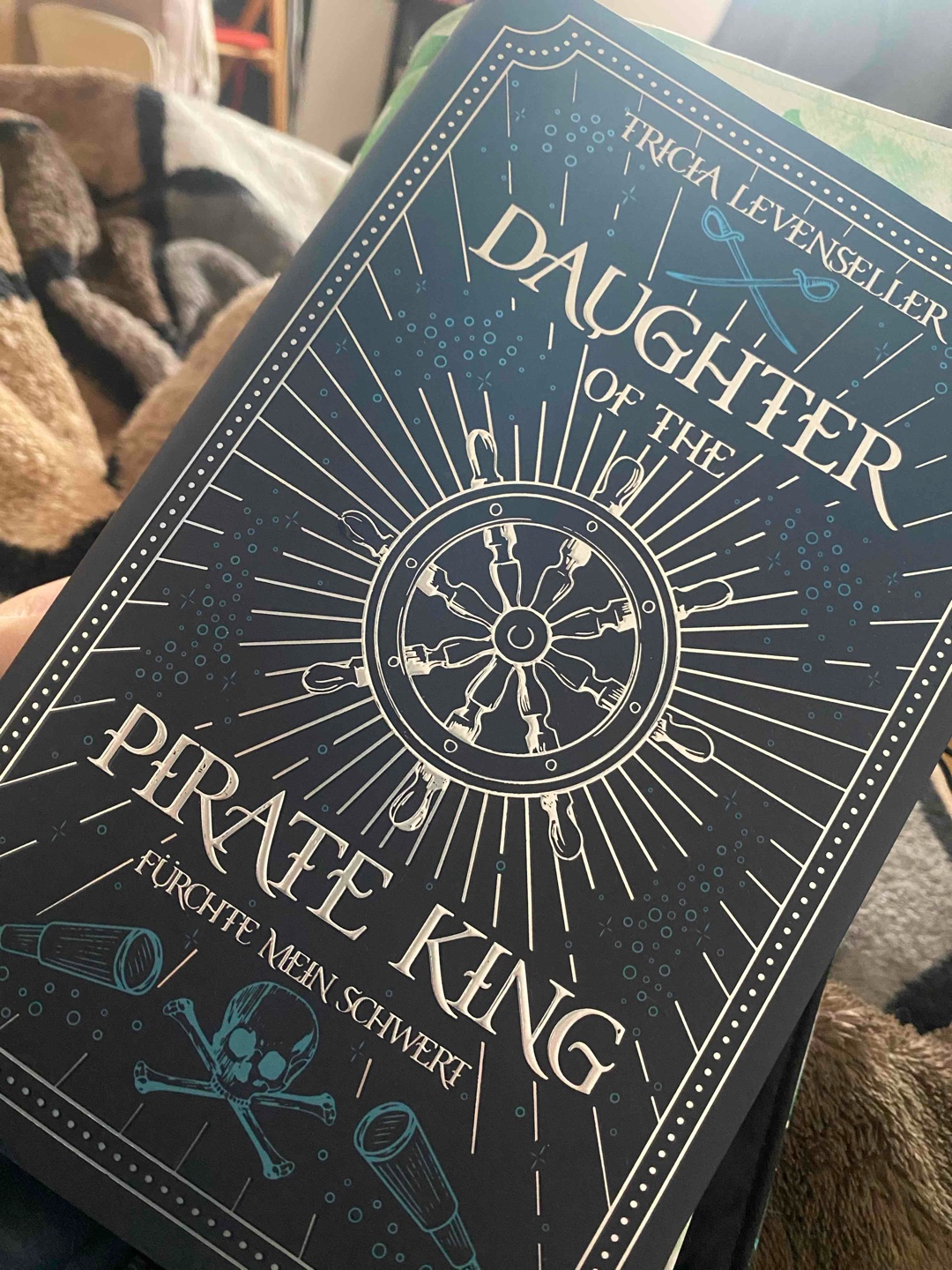 Ganz nette Piratengeschichte. Gut zu lesen, man kommt schnell voran. Freue mich auf den zweiten Teil. 
