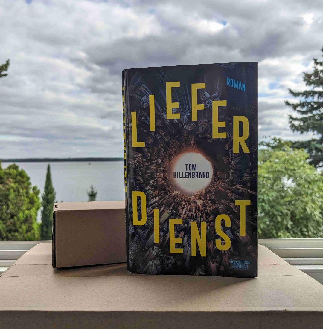 Eine nicht allzu rasante, dafür wirklich spannende, dystopische Geschichte der Zukunft auf knapp 200 Seiten. Beim Lesen rate ich dringend, Popcorn bereitzustellen.