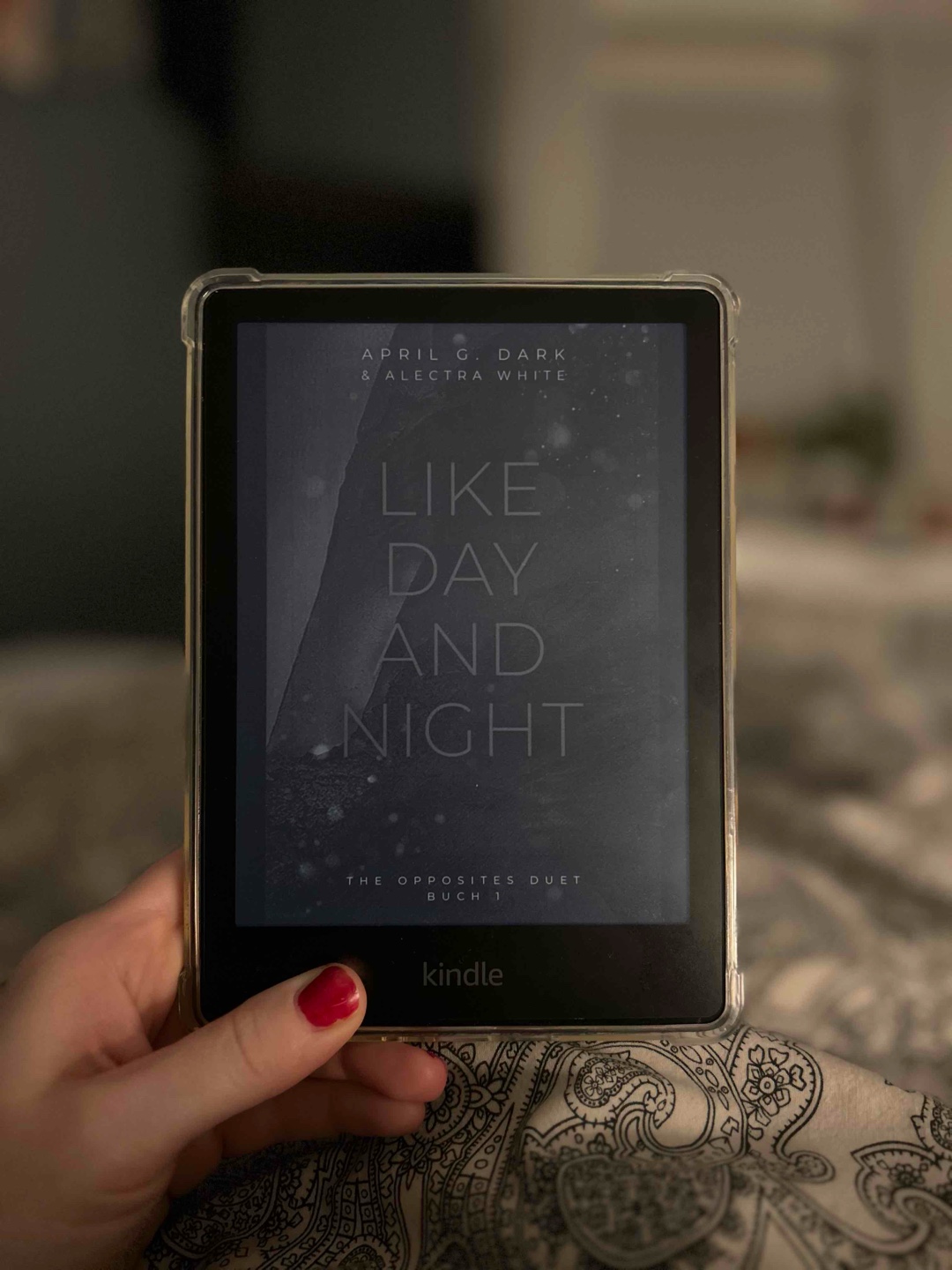 Die Dilogie stand schon länger auf meiner KU-Wunschliste 📚
Sehr krasses Dark Romance ist das Buch auf keinen Fall, eher die „Low Version“ davon (also durchaus geeignet für Anfänger) 
Die Geschichte hat mich angesprochen, es waren wirklich sehr herzzereißende Momente dabei, dann überkam einen die Wut, dann hat man fast Tränchen verdrückt - also eine bunte Mischung an Emotionen! 
Werde Band 2 direkt hinterher lesen, damit dann die Story abgeschlossen ist ☺️