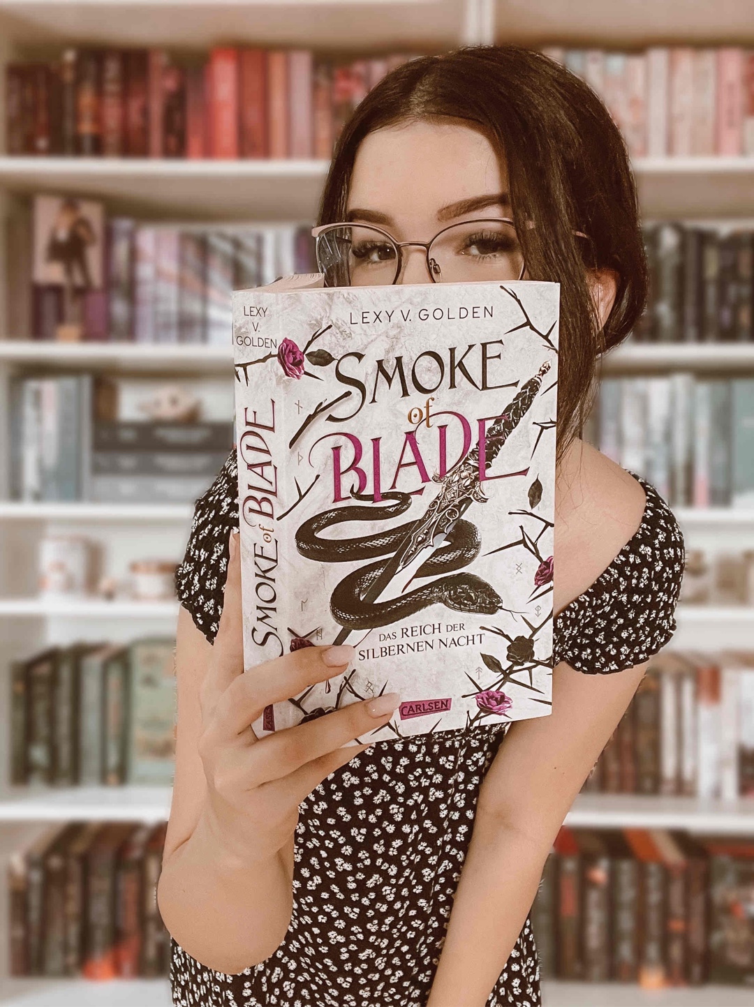 Smoke of Blade schließt die Reihe mit einer spannenden, emotionalen und mitreißenden Geschichte ab. Die Charaktere konnten sich über drei Bände entwickeln und schöpfen hier ihr volles Potenzial aus. Die Liebesgeschichte nimmt noch einmal richtig Fahrt auf und auch Fans von spicy Fantasyromanen kommen hier auf ihre Kosten. 