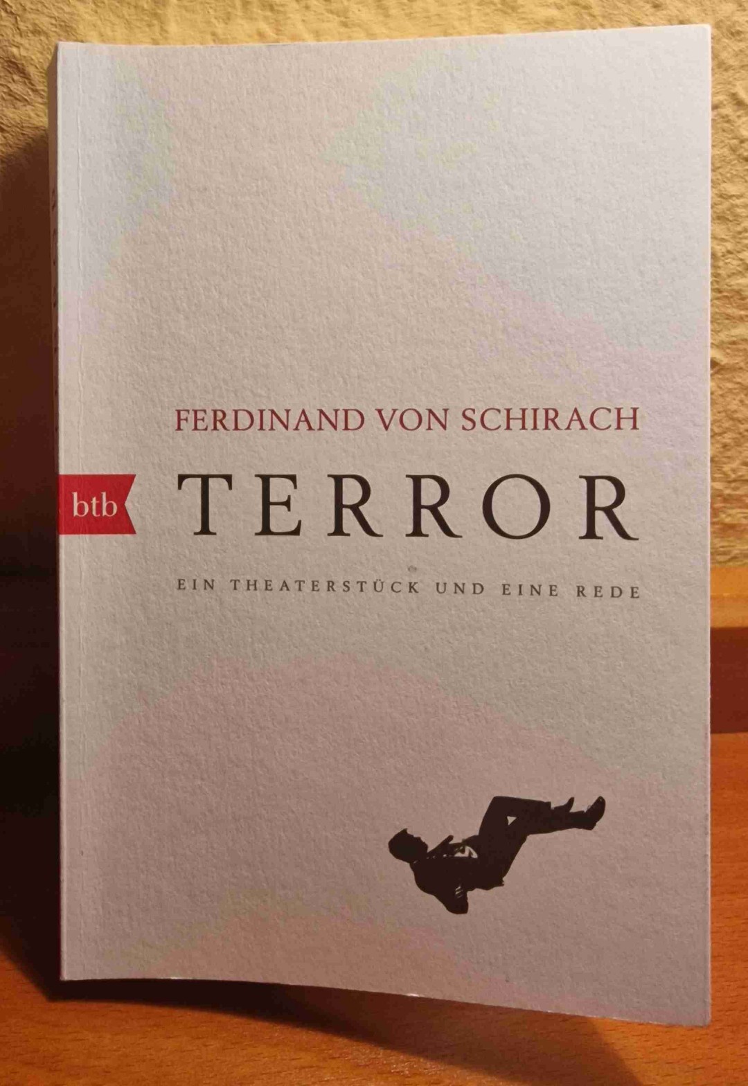 Wieder ein Buch von Ferdinand von Schirach, welches irgendwie doch zum nachdenken anregt.
Kann man es rechtfertigen wenigen hundert Menschen für tausende Menschen das Leben zu nehmen? Uff sag ich nur ... 
Auch die Rede bei dieser Preisverleihung an Charlie Hebdo am Ende des Buches .... fühlte ich sehr.