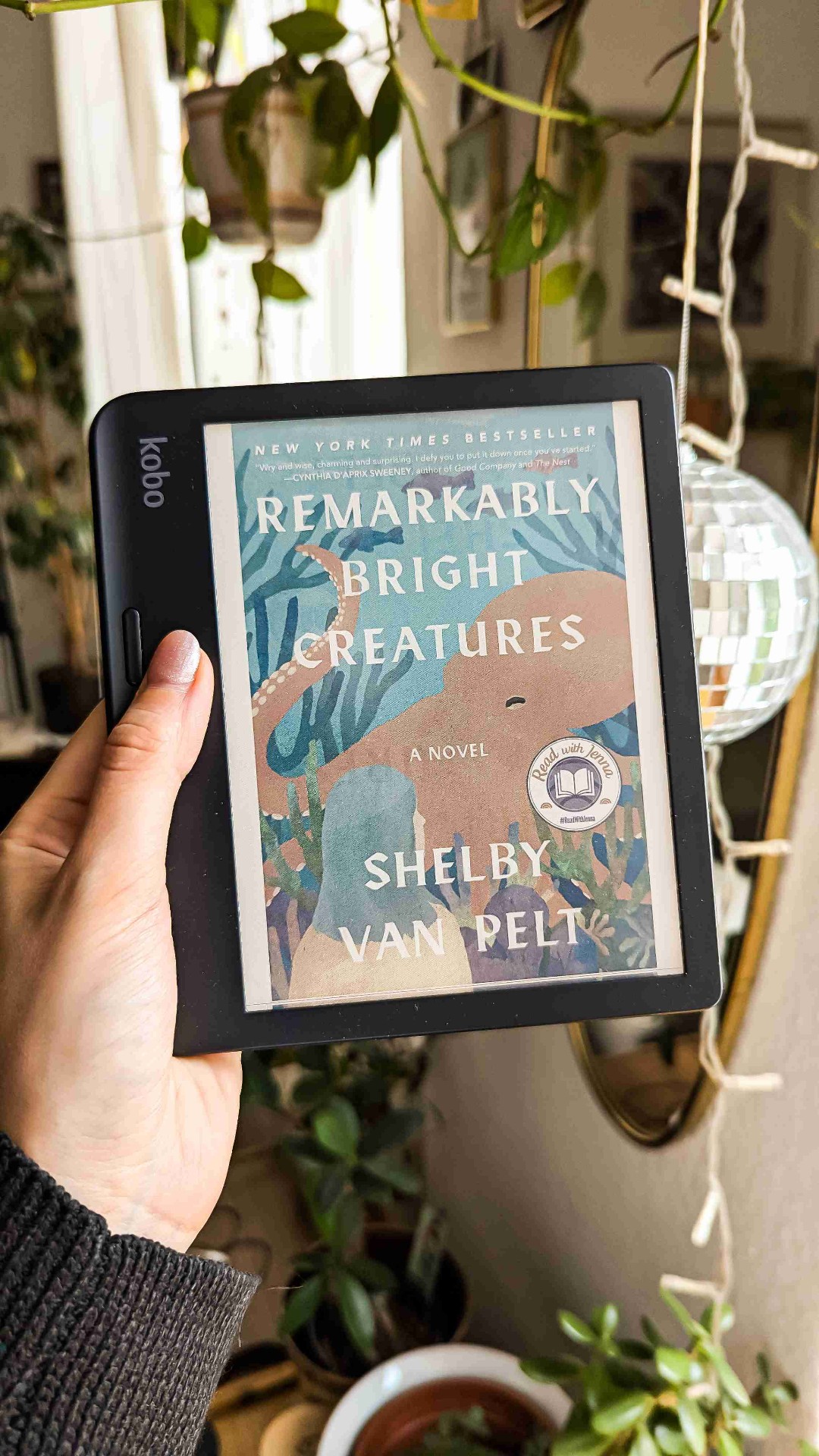 So ein süßer Comfy-Read und dabei trotzdem nicht zuuu vorhersehbar. 🥰 Ich hab mich jedes Mal gefreut das Buch in die Hand zu nehmen und weiterzulesen - war immer ein bisschen wie nach Hause kommen. Sehr angenehme Protagonist:innen, wholesomes Krisen-/Beziehungsmanagement und schönes Ende. ❤️