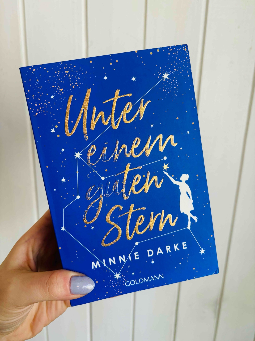 „Über Nick Jordan, Justine Carmichael und Brown Houdini-Malarky funkelte und glitzerte ein Foliensternbild: Und darüber, über einem menschengemachten Nebel und den Wolken, leuchteten die echten Sterne.“ 🫧