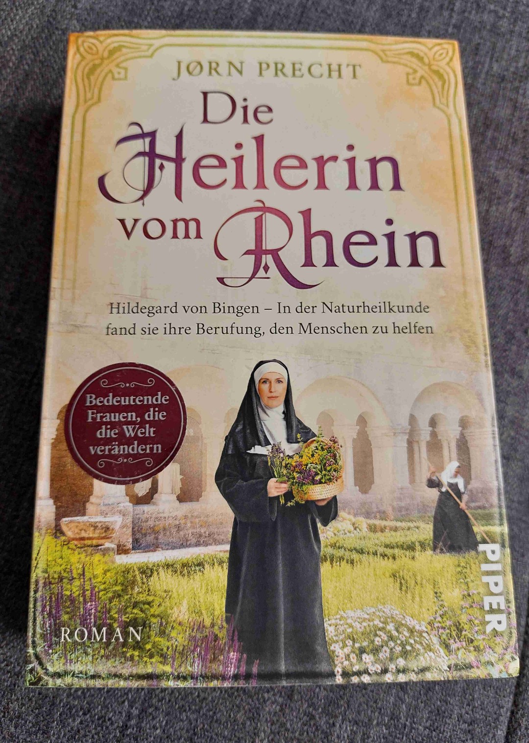 Eine Romanbiographie über Hildegard von Bingen und ihre Entwicklung von der unterwürfigen Nonne zur willensstarken Äbtissin