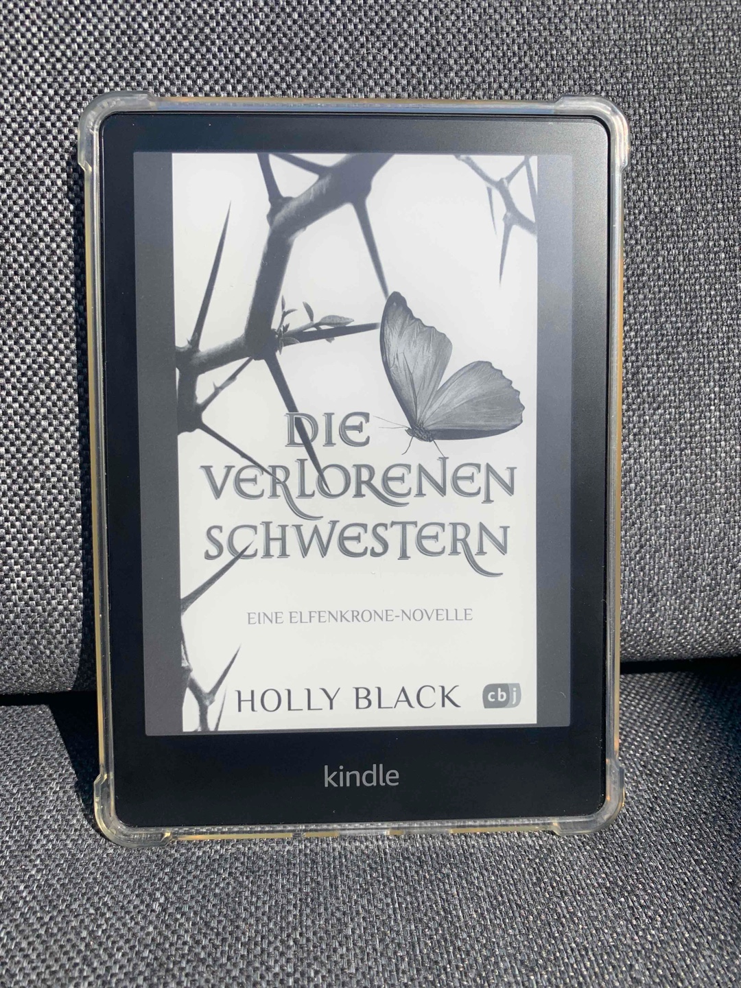 Die Novelle ist aus der Sicht von Judes Schwester Taryn geschrieben. Darin erklärt sie Jude, warum sie so gehandelt hat, aber sympathisch ist sie mir dadurch trotzdem nicht 😅 Ihre Beweggründe erschließen sich mir nicht so wirklich 🤔 
Ist ganz interessant, muss man aber nicht unbedingt gelesen haben. 