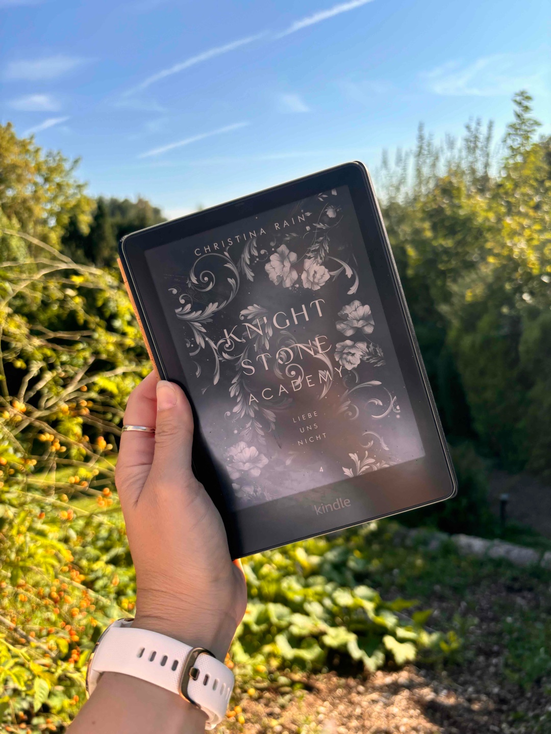 In meinen Augen der schwächste Teil der Reihe. Die Knightstone Academy liegt in der Hand von Vampiren. Ein Kampf um die Academy bricht aus. Das ist das allumfassende Thema des Buches. Für mich ein bisschen zu langatmig gewesen. Den letzten Teil werde ich trotzdem lesen, da ich wissen will, wie es enden wird. 