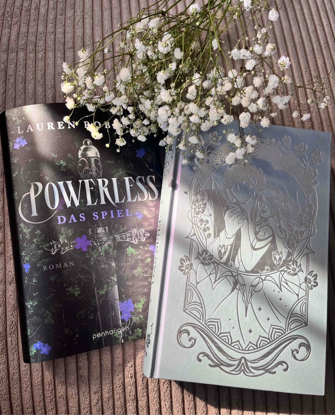 Ich habe mich so auf Powerless gefreut & das Buch war so gut!
Paedyn und Kai haben es mir wirklich angetan, beide sind toll und die Geschichte aus beiden Perspektiven zu lesen, hat es noch besser gemacht 🥹
Es bestehen definitiv deutliche Ähnlichkeiten mit Tribute von Panem, das kann man nicht abstreiten, vor allem ähnelt Paedyn Katniss in meinen Augen sehr.
Dies hat mich aber nicht gestört, da ich solche Geschichten gerne lese.
Die letzte Herausforderung hat mich sehr an Harry Potter & der Feuerkelch erinnert.
Zumindest sind die Inspirationen aus anderen tollen Werken.
Nach dem heftigen Ende des ersten Bandes, bin ich wirklich gespannt, wie es weitergeht und möchte am liebsten sofort weiterlesen!
🗡️