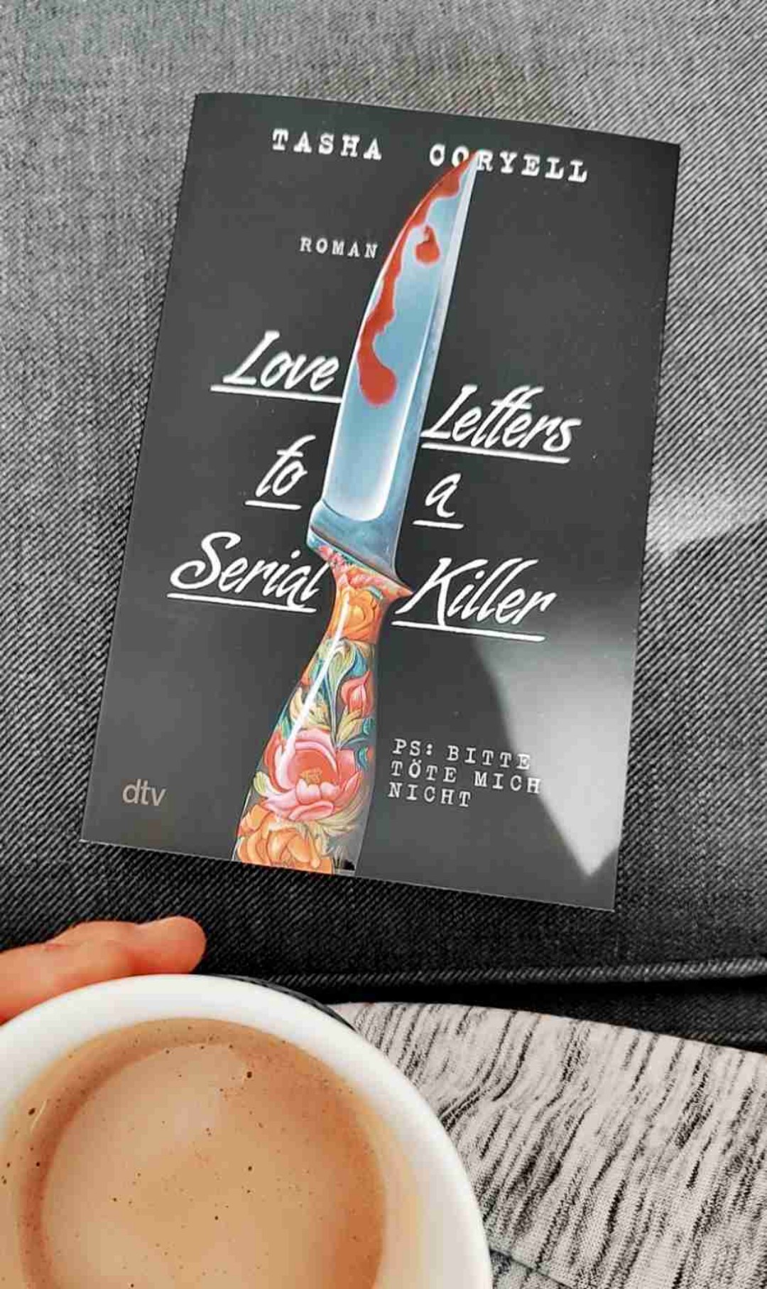 Ich habe das Buch mit gemischten Gefühlen angefangen, weil viele Bewertungen hier ja sehr negativ sind. Ich kann die negativen Bewertungen teilweise nachvollziehen - ich fand die Protagonistin vor allem am Anfang einfach absolut dumm und naiv, fremdschämen vorprogrammiert. Jedoch konnte ich im Verlauf teilweise auch verstehen, warum sie unbedingt nach Liebe und Aufmerksamkeit sucht. Und realistisch betrachtet hätte das Buch so gar nicht passieren können, wenn die Protagonistin nicht so wäre, wie sie ist!
Mir hat das Buch gut gefallen, es war einfach mal was anderes! Durch die kurzen Kapitel bin ich quasi durch das Buch geflogen. Es gibt einen kleinen Plottwist und einen.. Interessanten.. Letzten Satz. Und mal ein Ende der anderen Art.
Und mal ein deutsches Cover, dass schöner ist als das Englische!