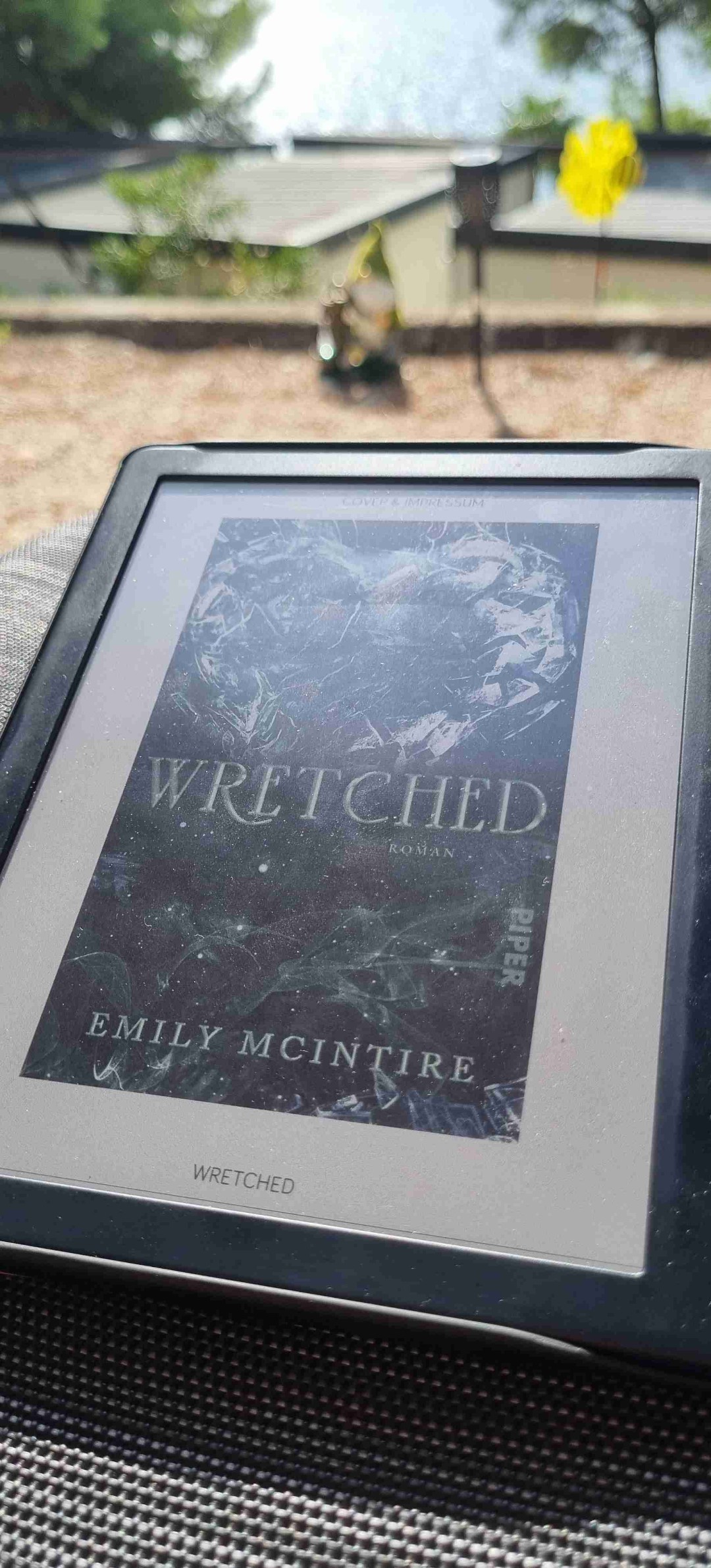 "Du bist die Ruhe in meinem Sturm"
Puh... Wie bewerte ich dieses Buch? 🤔
Wretched ist der dritte Band der Never After Reihe und für mich ist auch dieser Teil sehr kurzweilig gewesen.
Ich fand es sehr erfrischend, dass eine Frau "die Böse" war. Ich konnte sie mir bildlich richtig gut vorstellen. Nick hingegen... Ich weiß nicht... Der Umschwung war mir irgendwie zu schnell, zu einfach.
Ich finde man hätte alle Charaktere noch mehr ausarbeiten können. Ezekiel z. B.
Alles in allem: Okay, für Zwischendurch