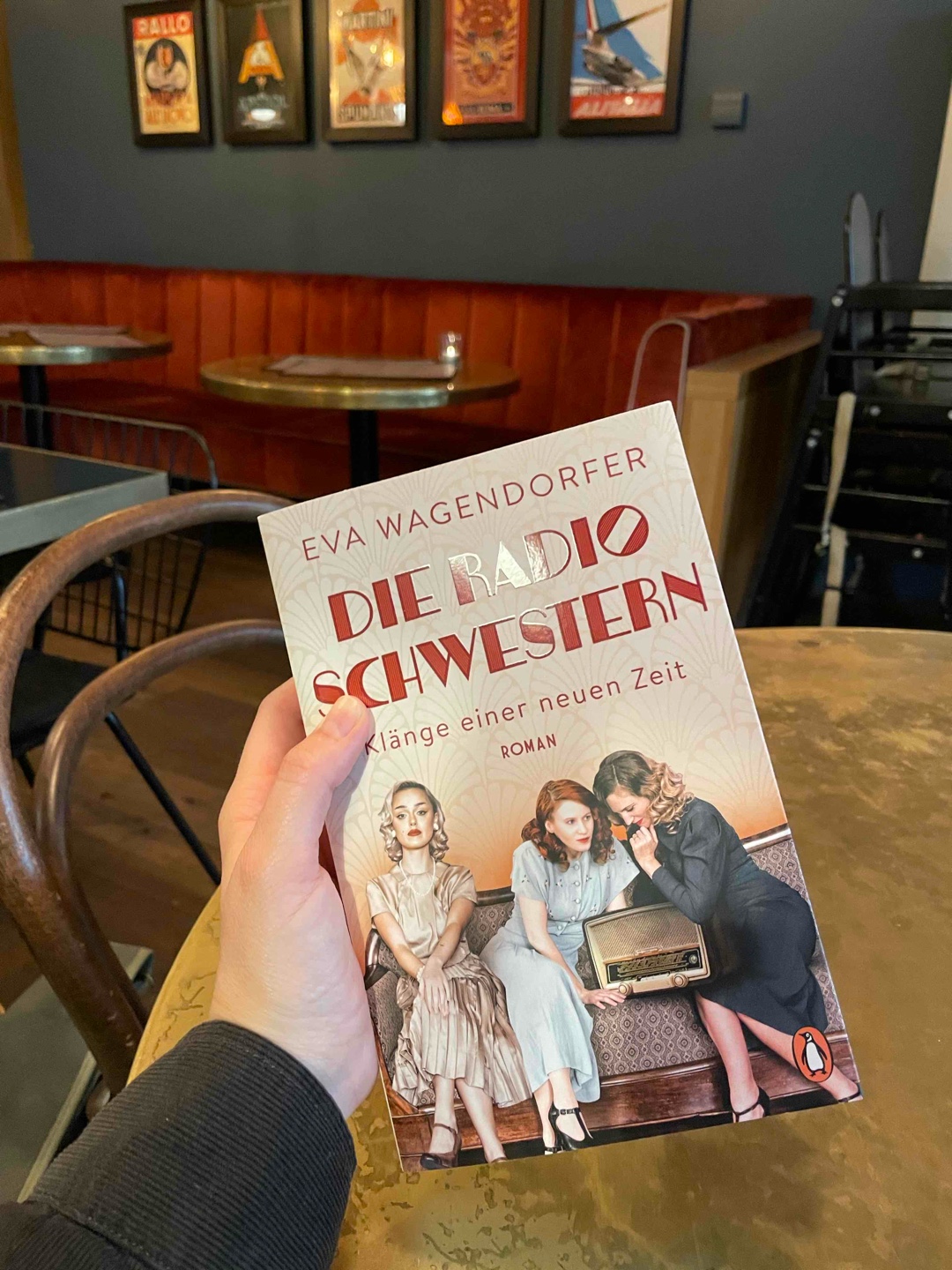 Eine Geschichte über drei Frauen beschäftigt bei einem Radiosender in Frankfurt um 1927. Für mich eine sehr gelungene historische Lektüre. Man hat mit den Charakteren mitgefiebert und ganz oft musste man auch einfach schmunzeln ☺️ Besonders gefallen hat mir, dass am Ende ein umfangreiches Glossar darüber Aufschluss gegeben hat, wie die Geschichte mit der wahren Vergangenheit zusammenhängt.