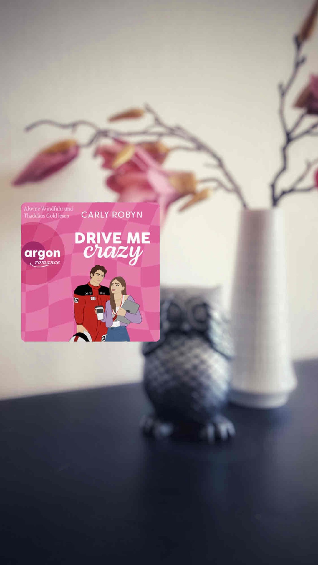 Ich habe dieses Hörbuch ausversehen an einem einzigen Tag durch gehört. 🎧
Wir haben hier eine schöne sich langsam aufbauende Romanze zwischen Grumpy und Sunshine in der Welt des Formel 1. Zum einen wird einem der Sport aus der Sicht einer Sportjounalistin näher gebracht und zum anderen möchte man einfach nur dahin schmelzen.