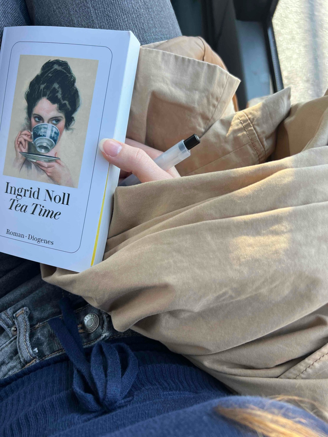Ingrid Noll erzeugt eine nette und spannende Stimmung. „Tea Time“ ist ein angenehmes Zwischendurch-Buch, das auf jeden Fall Potential für eine Buchbesprechung hat :)