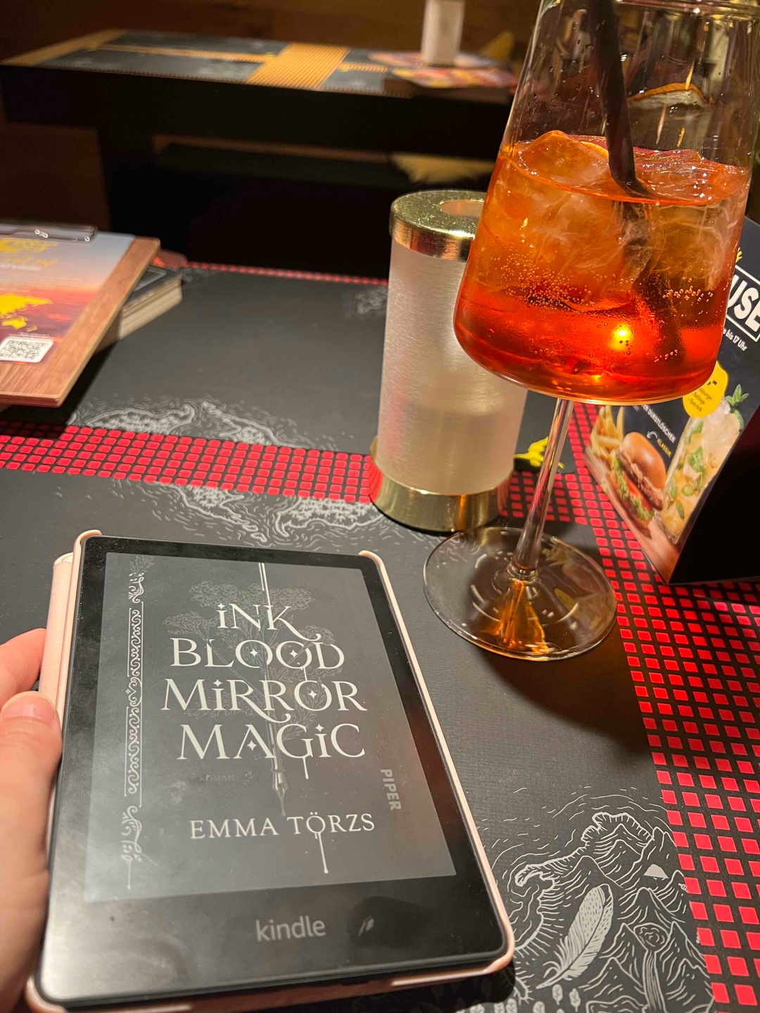 Hat mir gut gefallen und würde ich weiterempfehlen. Es hat kein Smut, nur eine Mini-Liebesgeschichte, schönes Worldbuilding und eine tolle Geschwindigkeit. Die Charaktere sind auch alles sympathisch auch wenn es hier und da an Tiefe fehlt. Das hat mich aber null an meinem Spaß gehindert