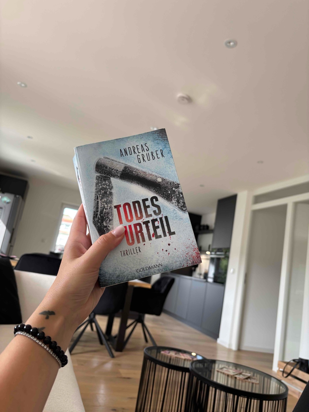 Mal wieder ein sehr guter Thriller von Andreas Gruber, ab und zu ein bisschen viele wechselnde Orte, die für Verwirrung sorgen. Deshalb ein 4,5 ⭐️ Buch 👍🏼👍🏼