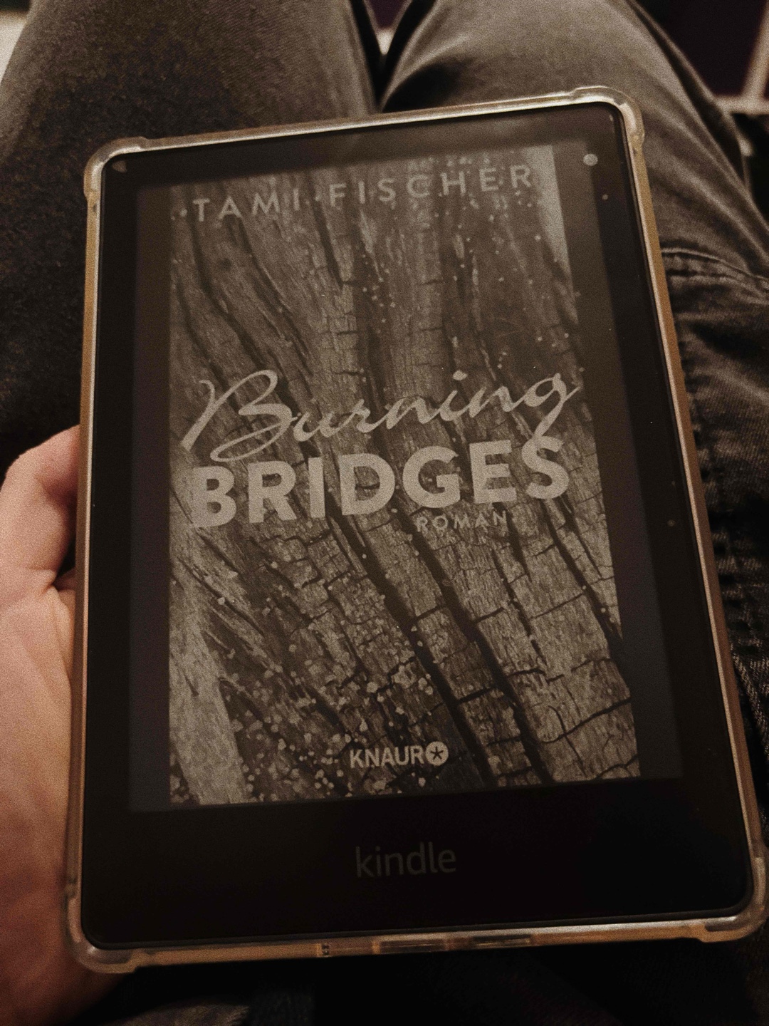 Ich habe mich gut unterhalten gefühlt und es gab viele Momente, in denen ich mitgefiebert habe. Die Handlung und das Setting haben mir als Idee an sich gefallen, jedoch hat mich folgender Aspekt gestört:
Die Protagonistin wirkte oft in einem unpassenden Maße naiv und „blauäugig“, was das Buch für mich eher realitätsfern wirken ließ.