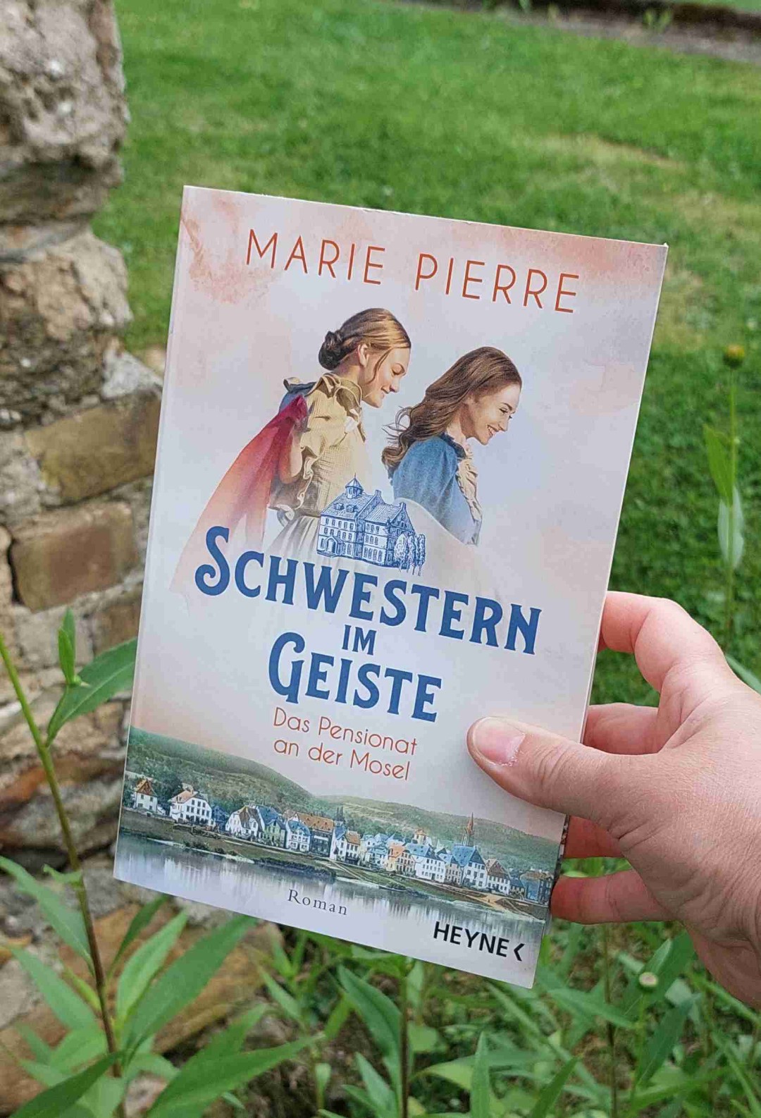 Viel los im Mädchenpensionat.
